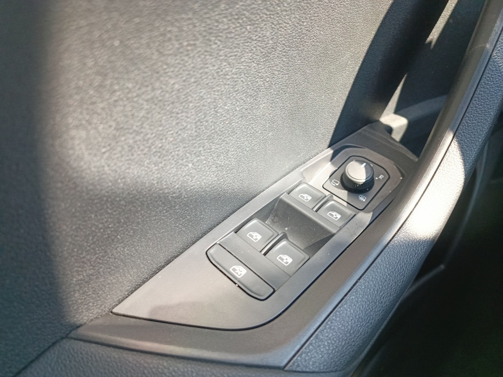 Skoda Karoq 1.5 Selection NAVI AHK SITZHEIZ KAMERA