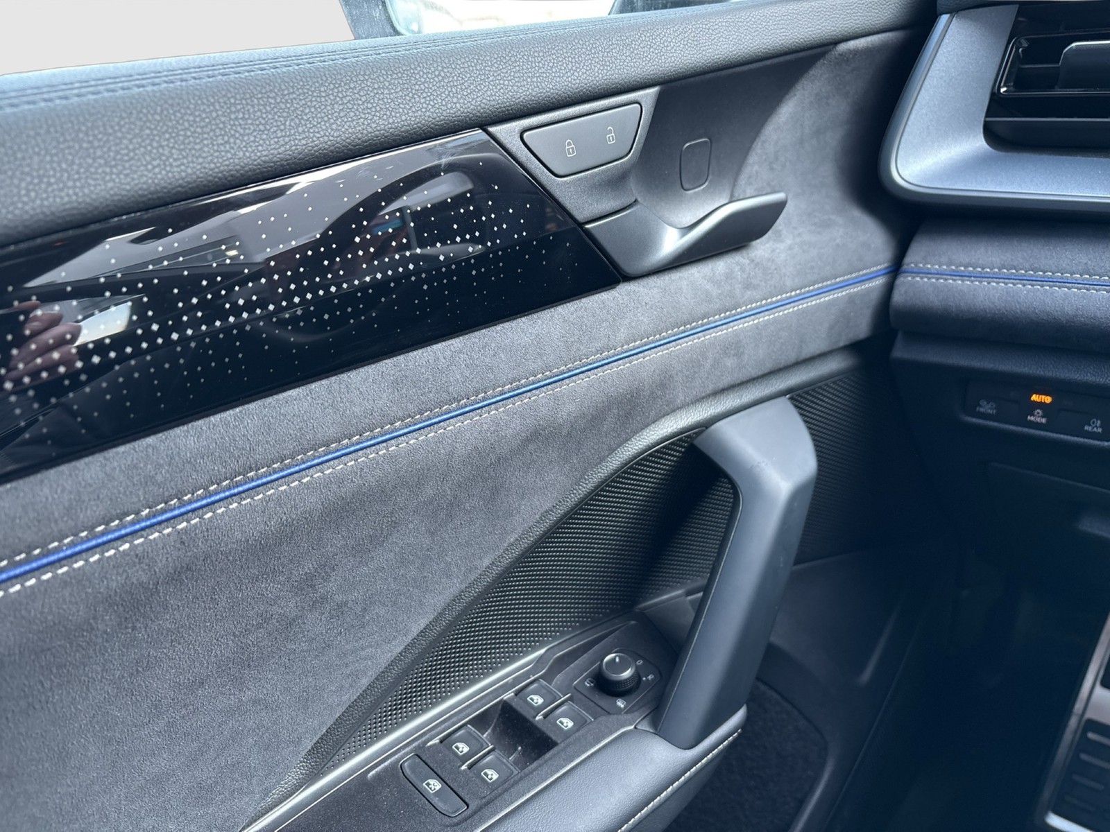 Volkswagen Tayron 2.0 R-LINE BLACKSTYLE 4X4 AHK 360CAM LM20