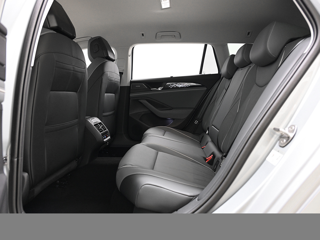 Volkswagen Passat Variant 2.0 ELEGANCE DSG LEDER STANDHZG