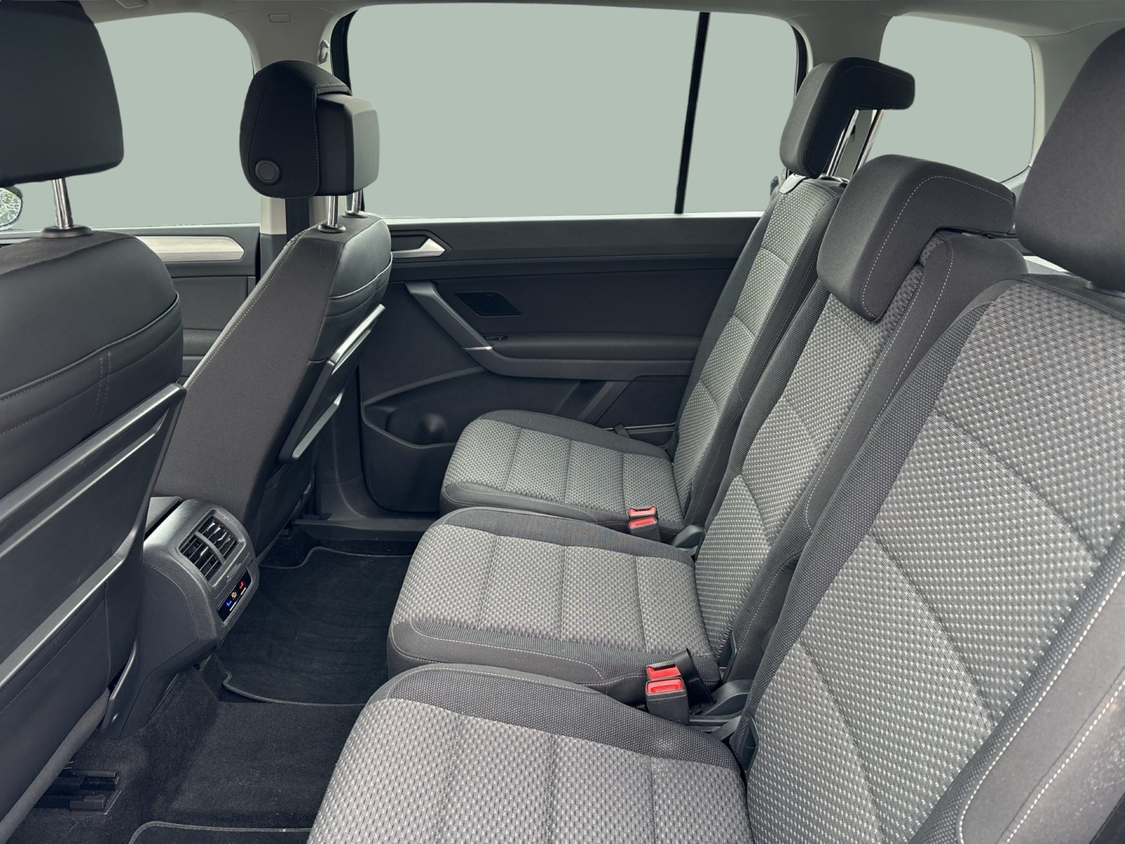 Volkswagen Touran 1.5 COMFORTLINE 7SITZE ACC NAVI ALU