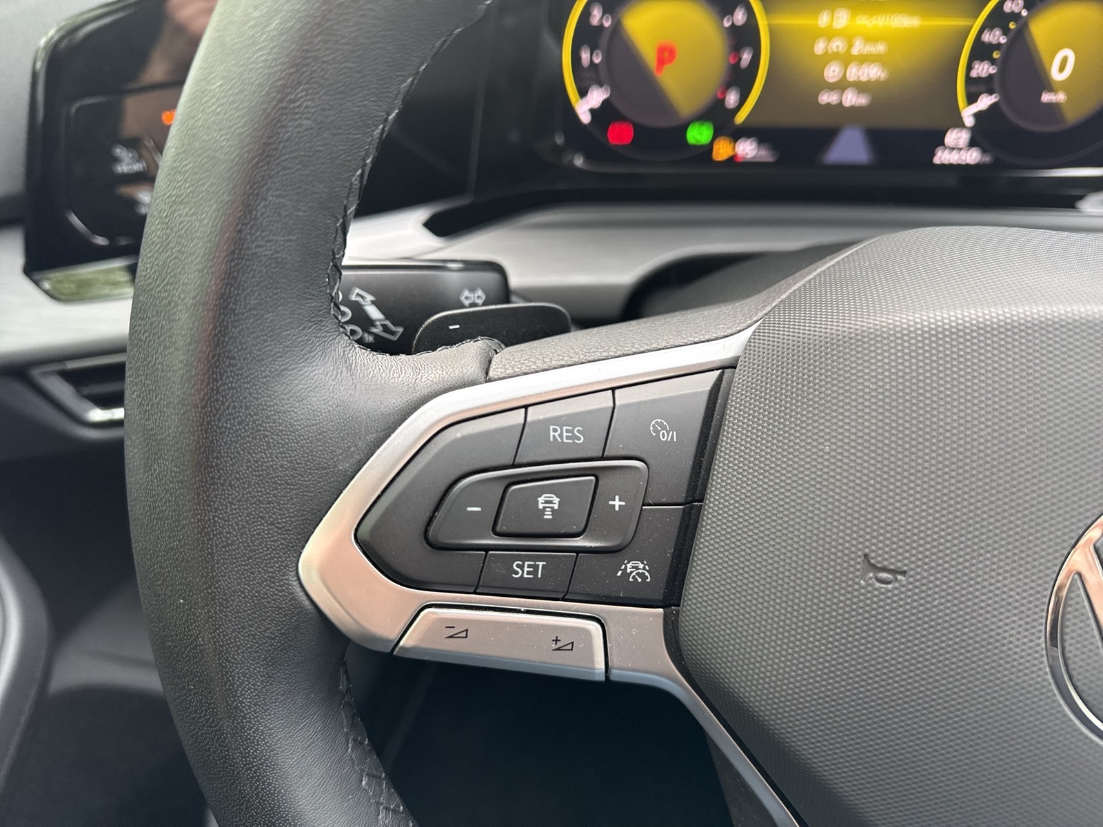 Volkswagen Golf VIII 1.5 eTSI STYLE CAM ACC CARPLAY LED+