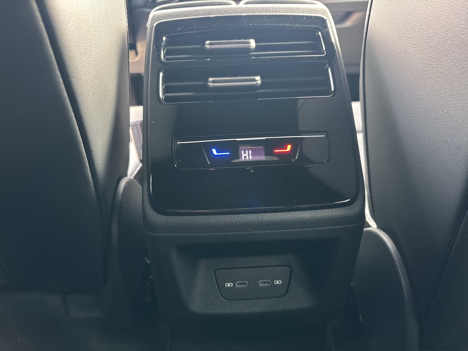 Volkswagen ID.7 Tourer PRO S WÄRMEPUMPE AHK 360°CAM LM19