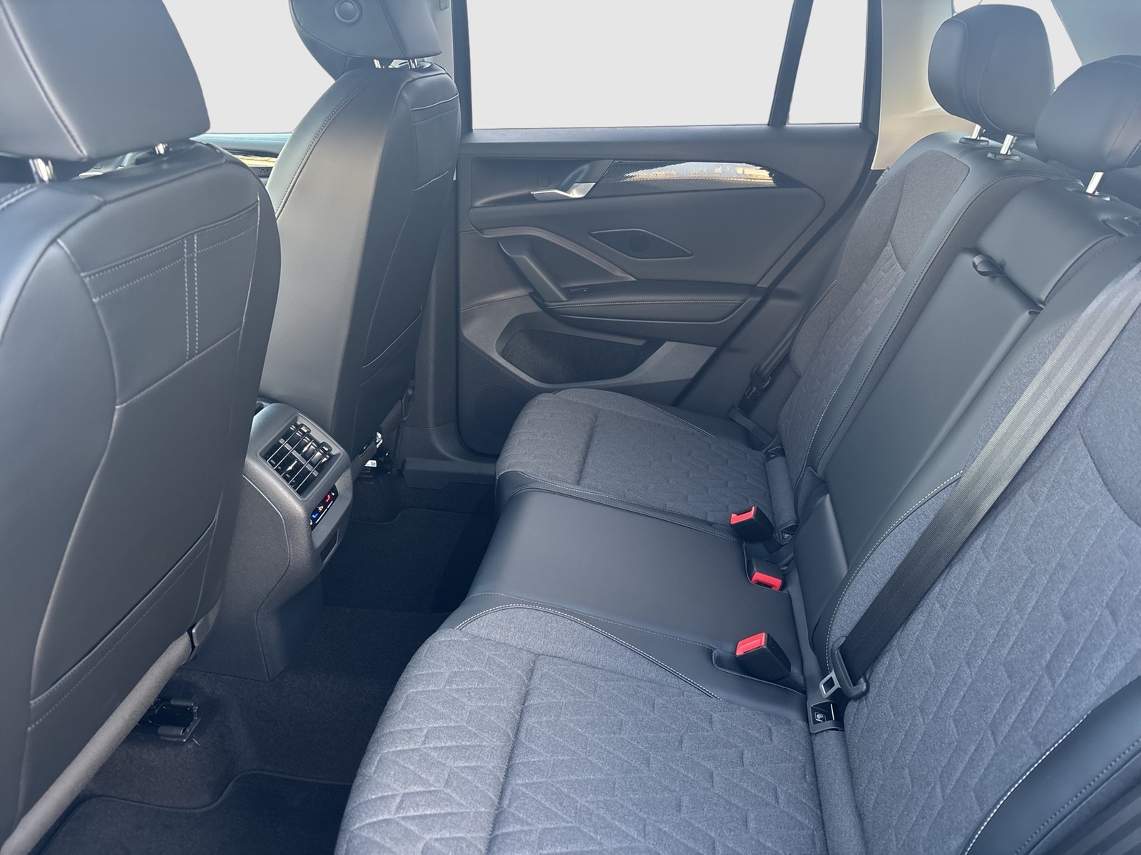 Volkswagen Tiguan 1.5 HYBRID LIFE NEUES MODELL CAM ACC LM18