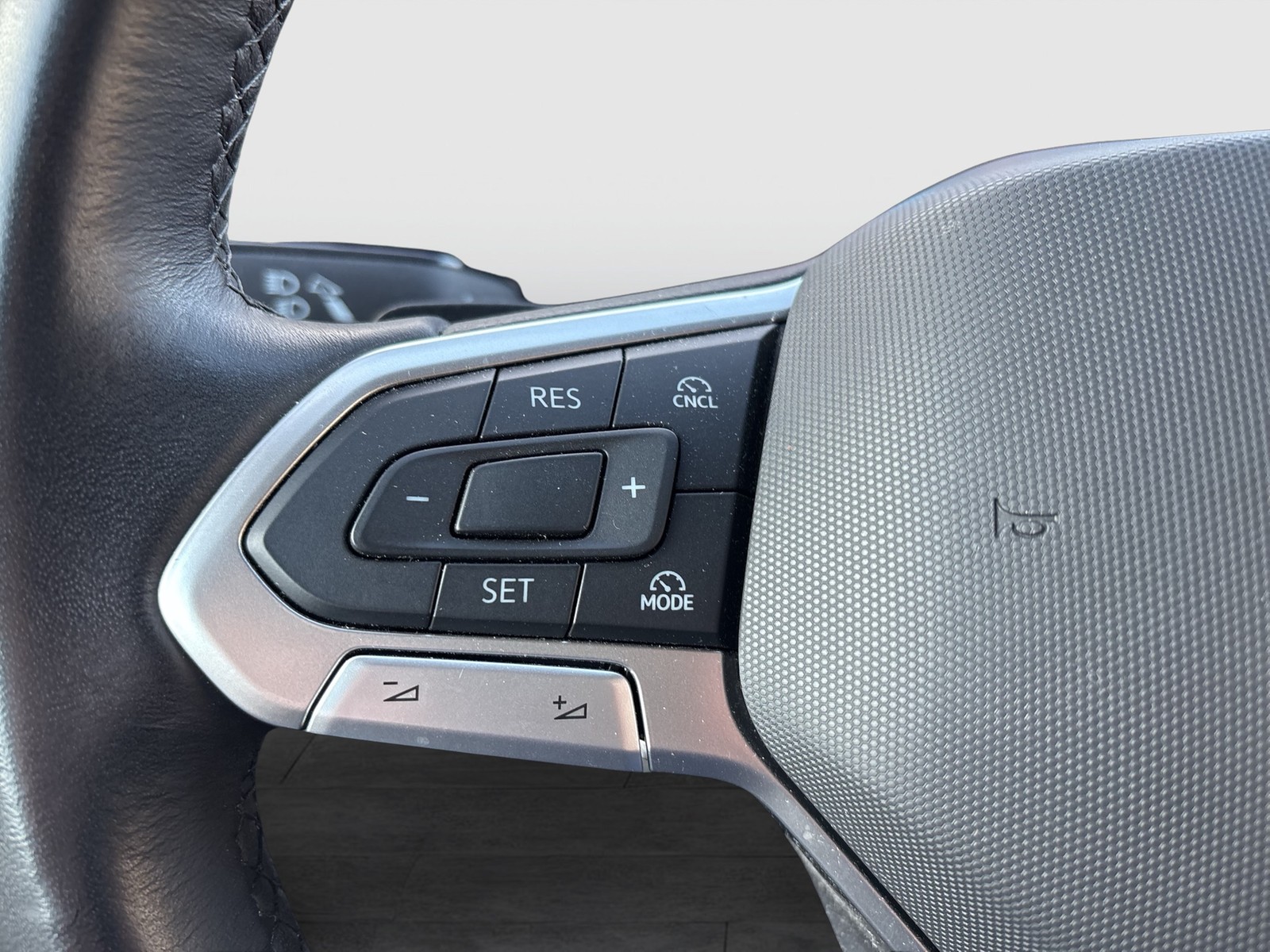 Volkswagen T7 Multivan 2.0 LIFE AHK CAM LM17 E-KLAPPE NAVI