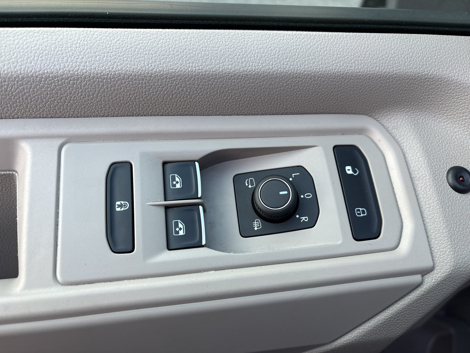 Volkswagen T7 Multivan 2.0 LIFE AHK CAM LM17 E-KLAPPE NAVI