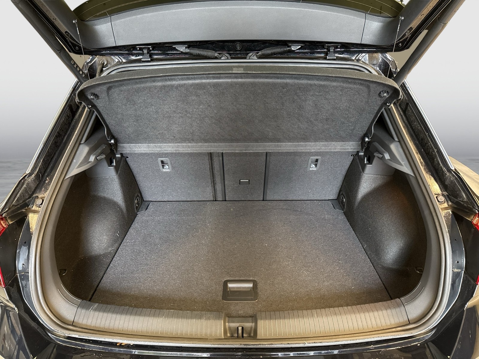 Volkswagen T-Roc 1.5 R-LINE AHK CAM ACC LM18 E-KLAPPE NAVI
