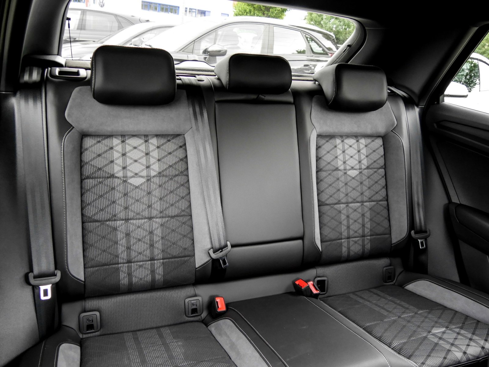 Volkswagen T-Roc 1.5 R-LINE BLACKSTYLE AHK CAM ACC LM18 NAVI