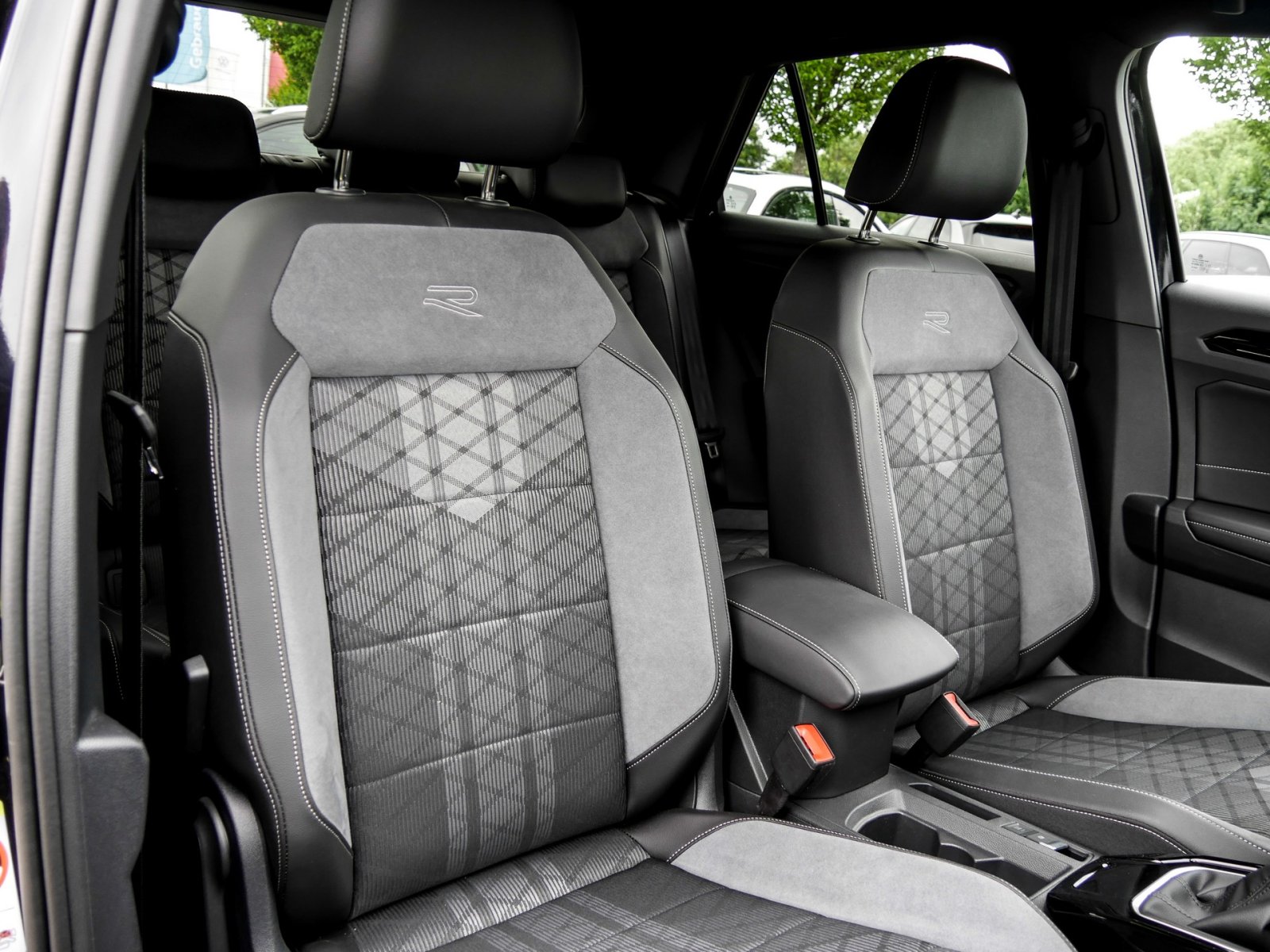 Volkswagen T-Roc 1.5 R-LINE BLACKSTYLE AHK CAM ACC LM18 NAVI