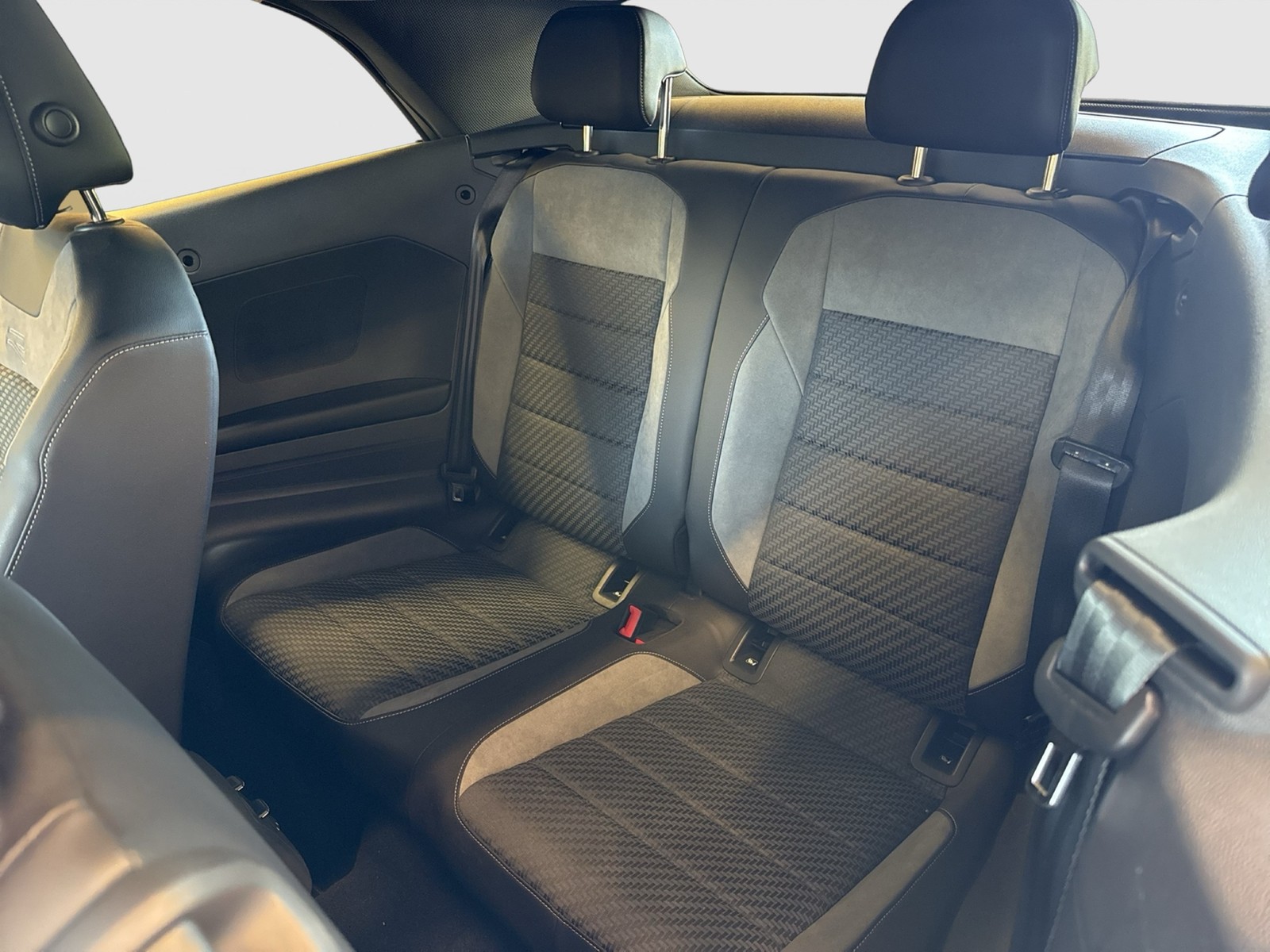 Volkswagen T-Roc Cabrio 1.5 R-LINE BLACKSTYLE BEATS LM19
