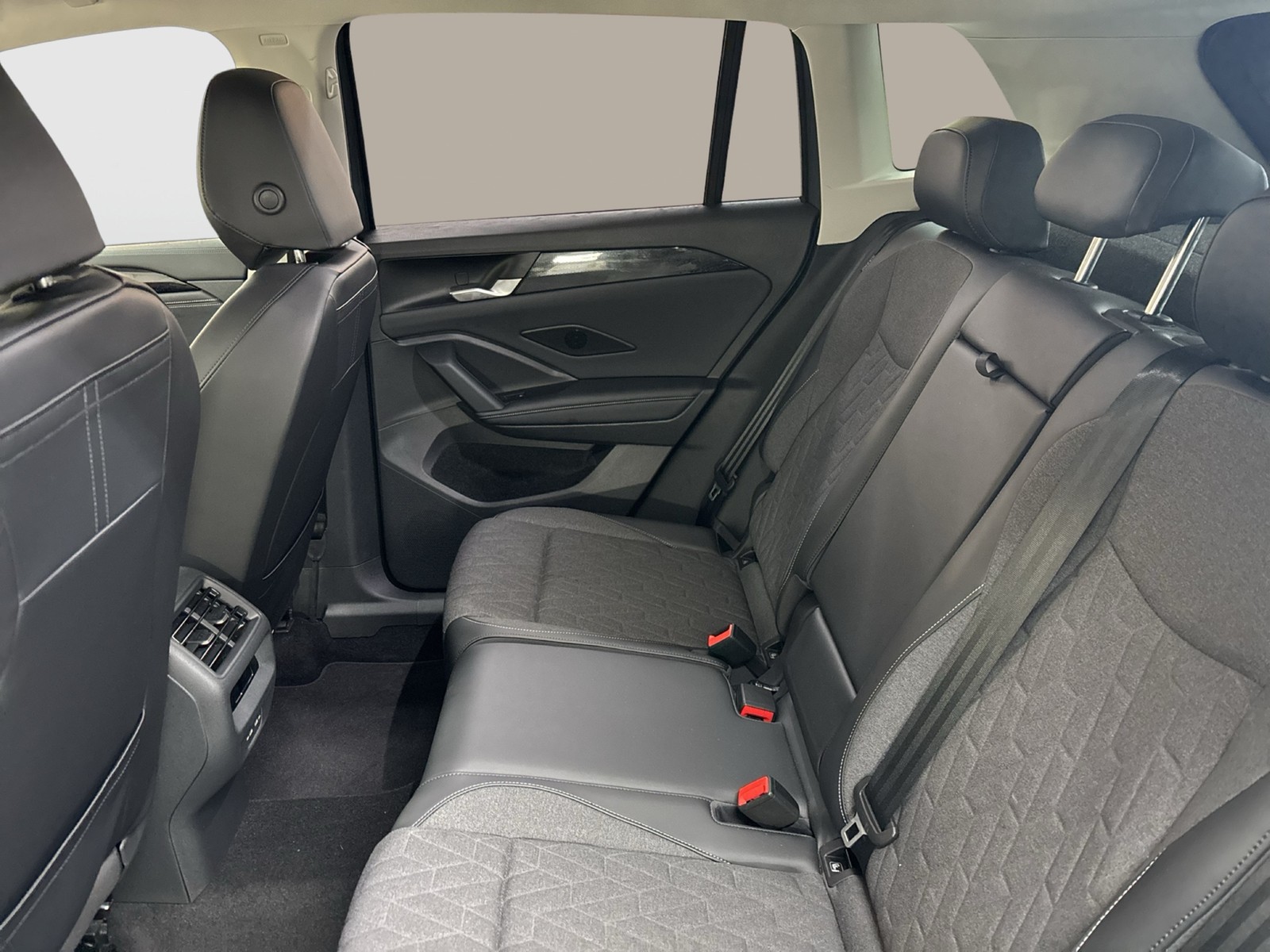 Volkswagen Tiguan 1.5 HYBRID LIFE NEUES MODELL AHK CAM LM18