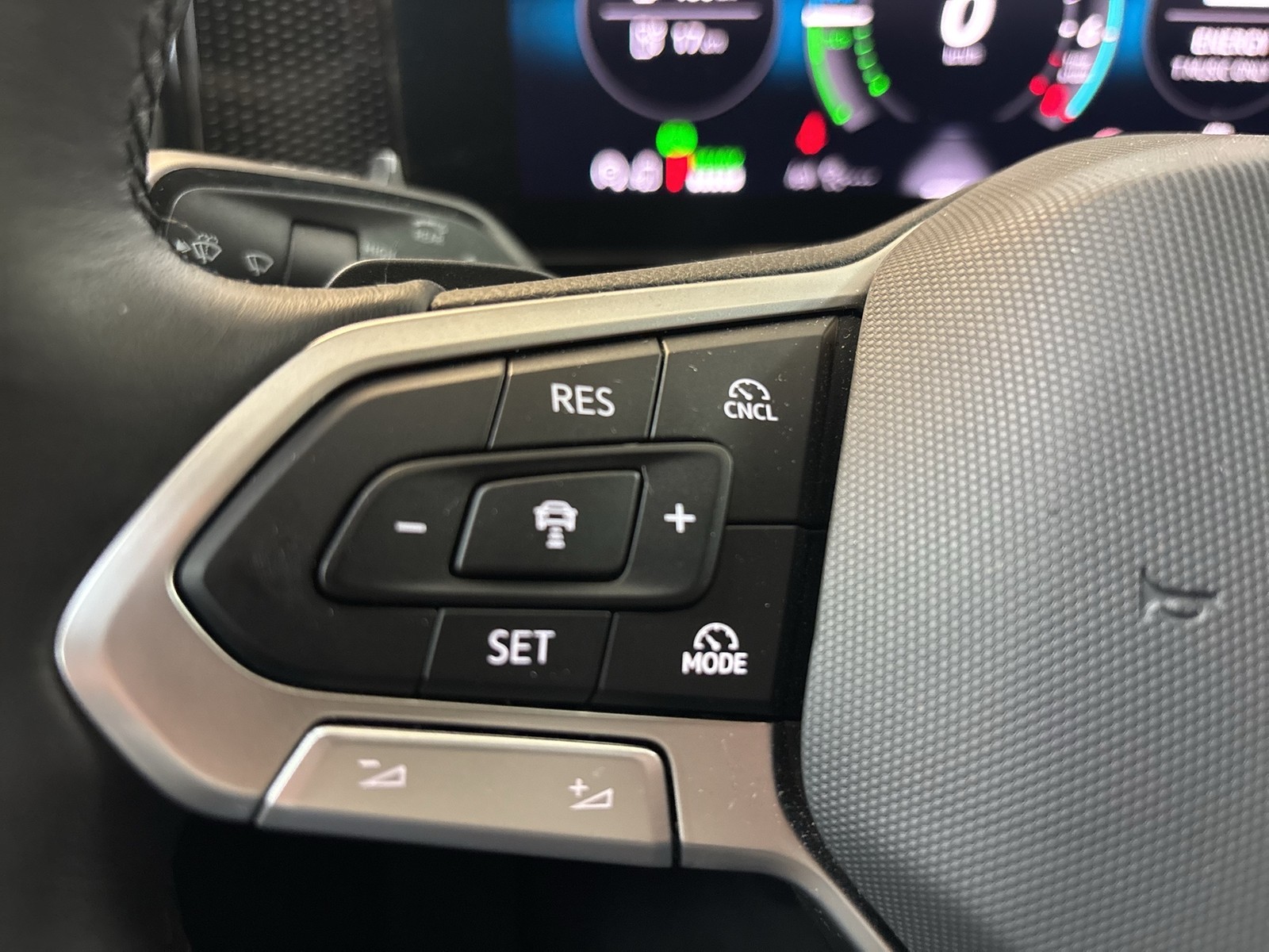 Volkswagen Tiguan 1.5 HYBRID LIFE NEUES MODELL AHK CAM LM18