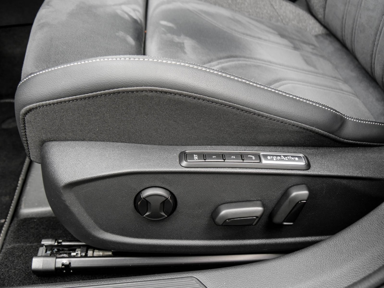 Volkswagen Golf VIII 1.5 eTSI EDITION 50 PANO CAM ACC LM18