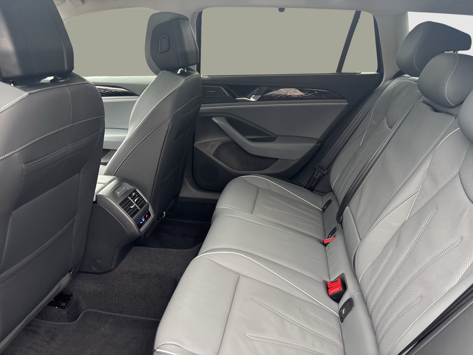 Volkswagen Passat Variant 2.0 ELEGANCE 4X4 NEUESMODELL PANO