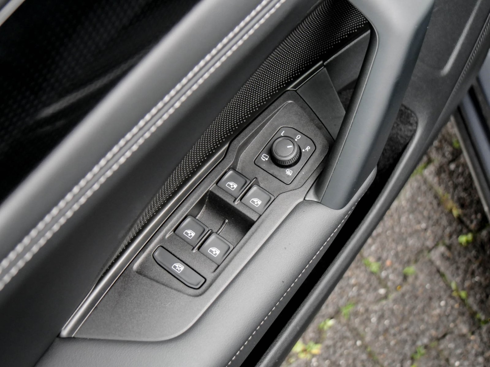 Volkswagen Tayron 2.0 LIFE 4X4 7SITZE AHK 360°CAM ACC LM18