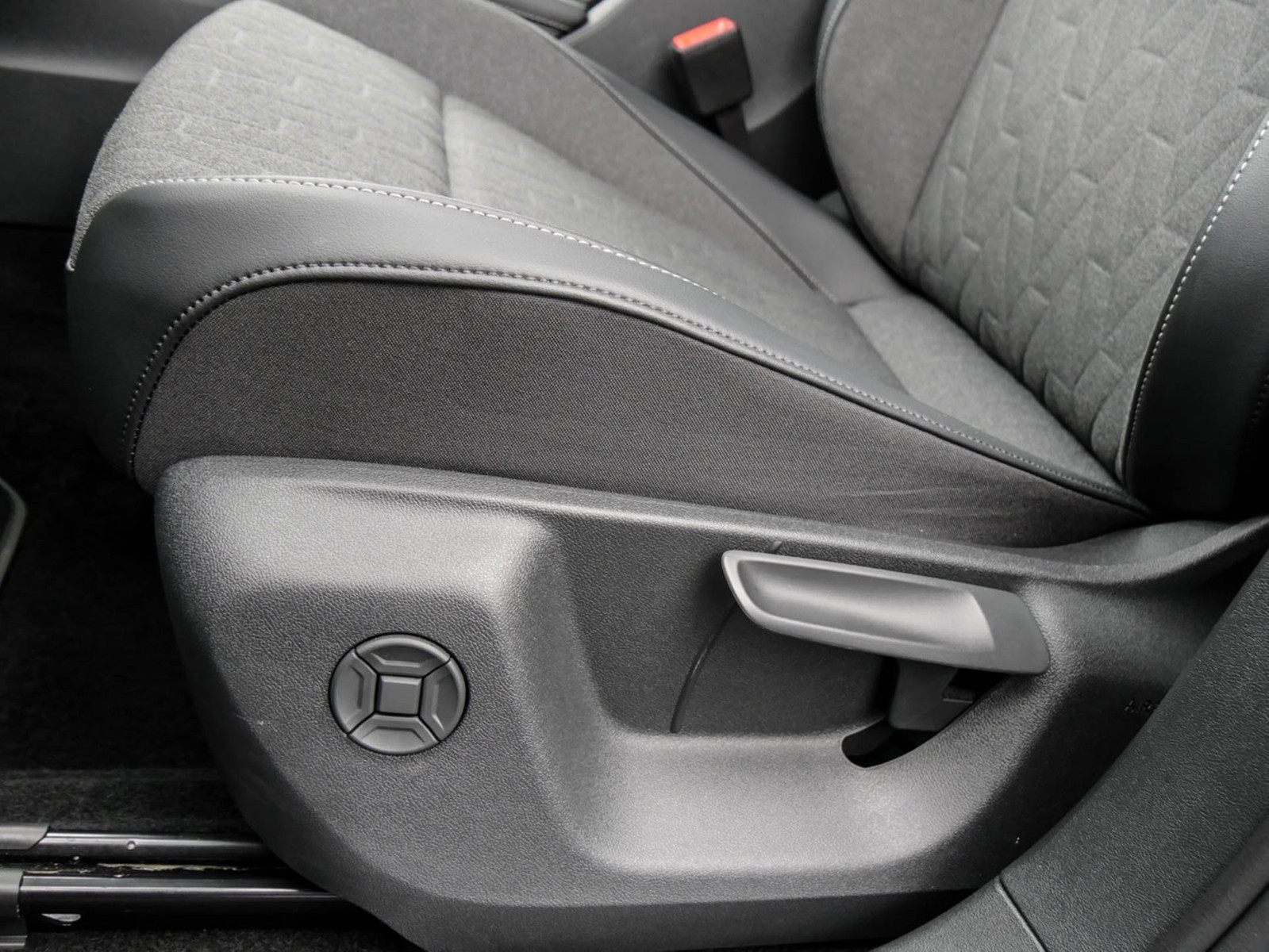 Volkswagen Tayron 2.0 LIFE 4X4 7SITZE AHK 360°CAM ACC LM18