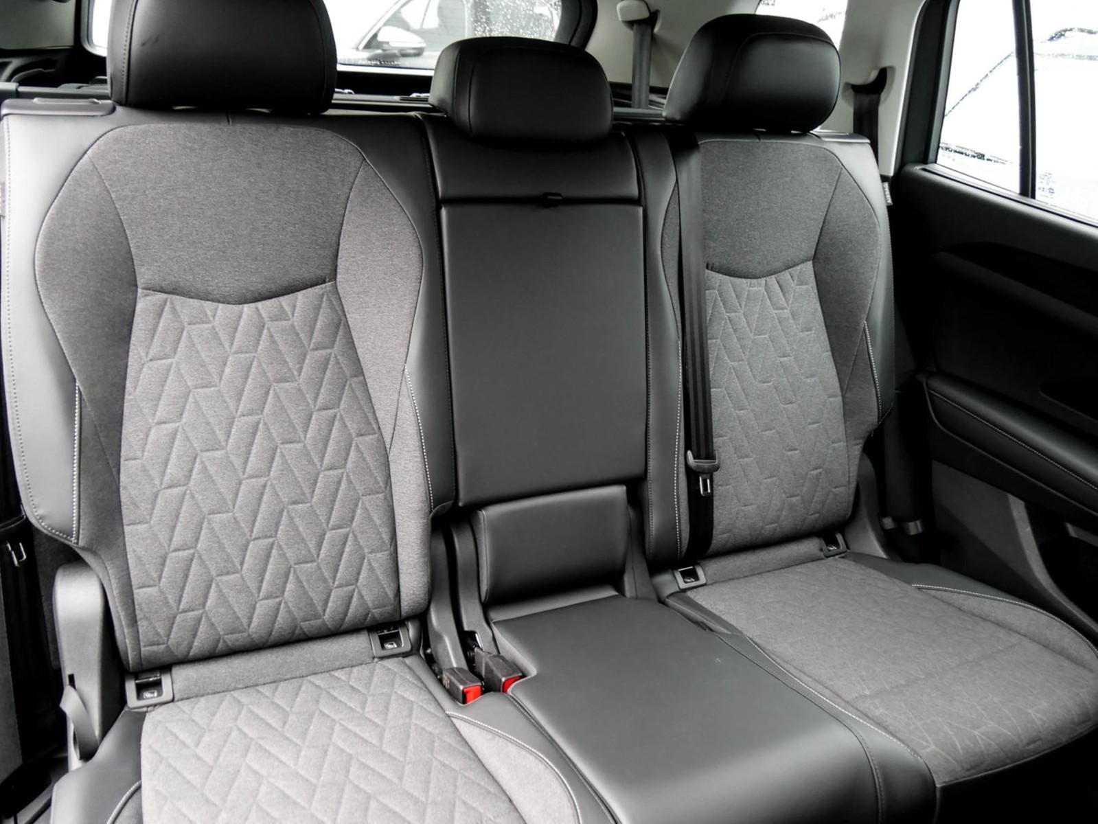 Volkswagen Tayron 2.0 LIFE 4X4 7SITZE AHK 360°CAM ACC LM18