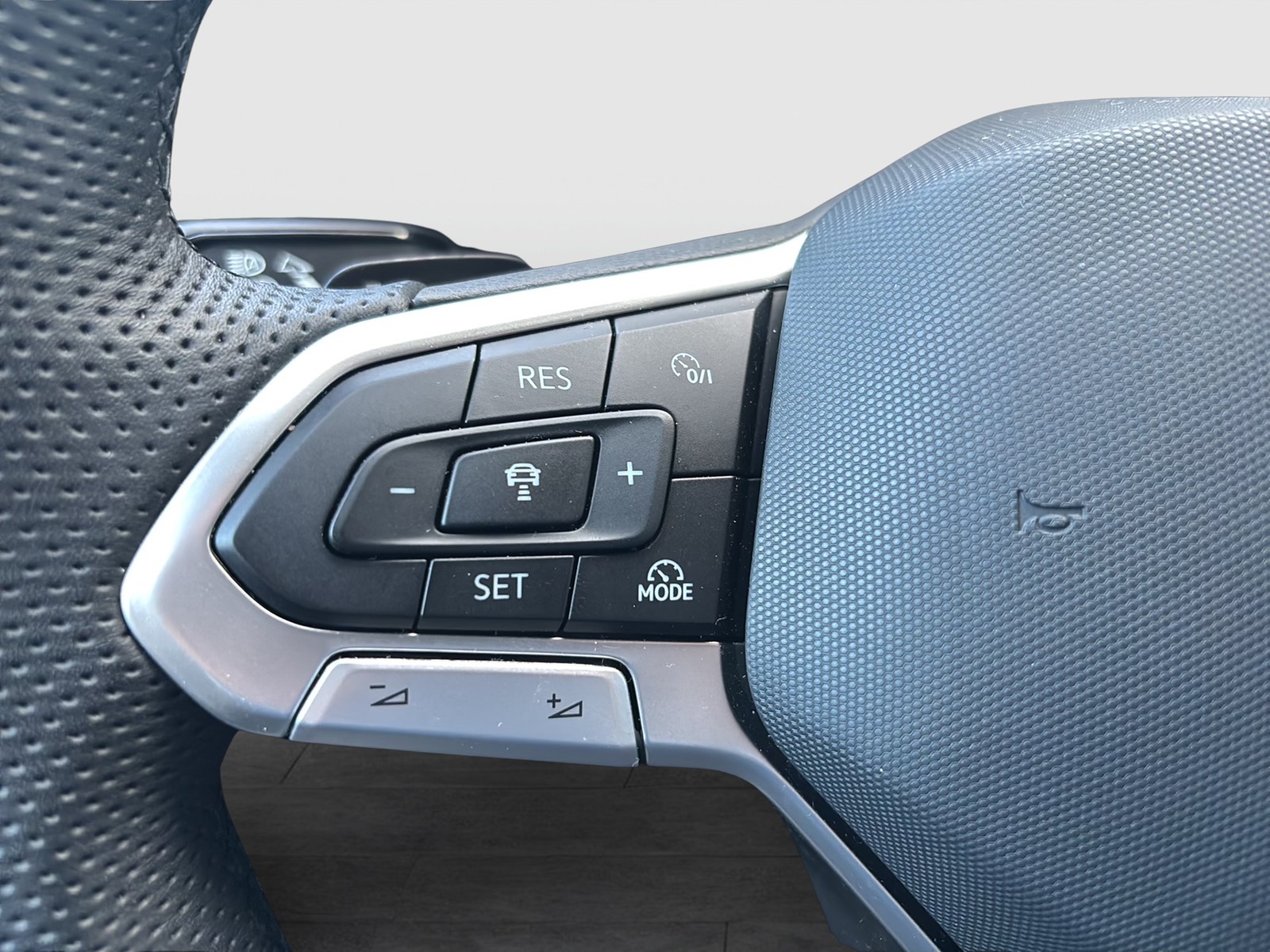 Volkswagen Touareg V6 R-LINE NEUES MODELL AHK CAM ACC LM19