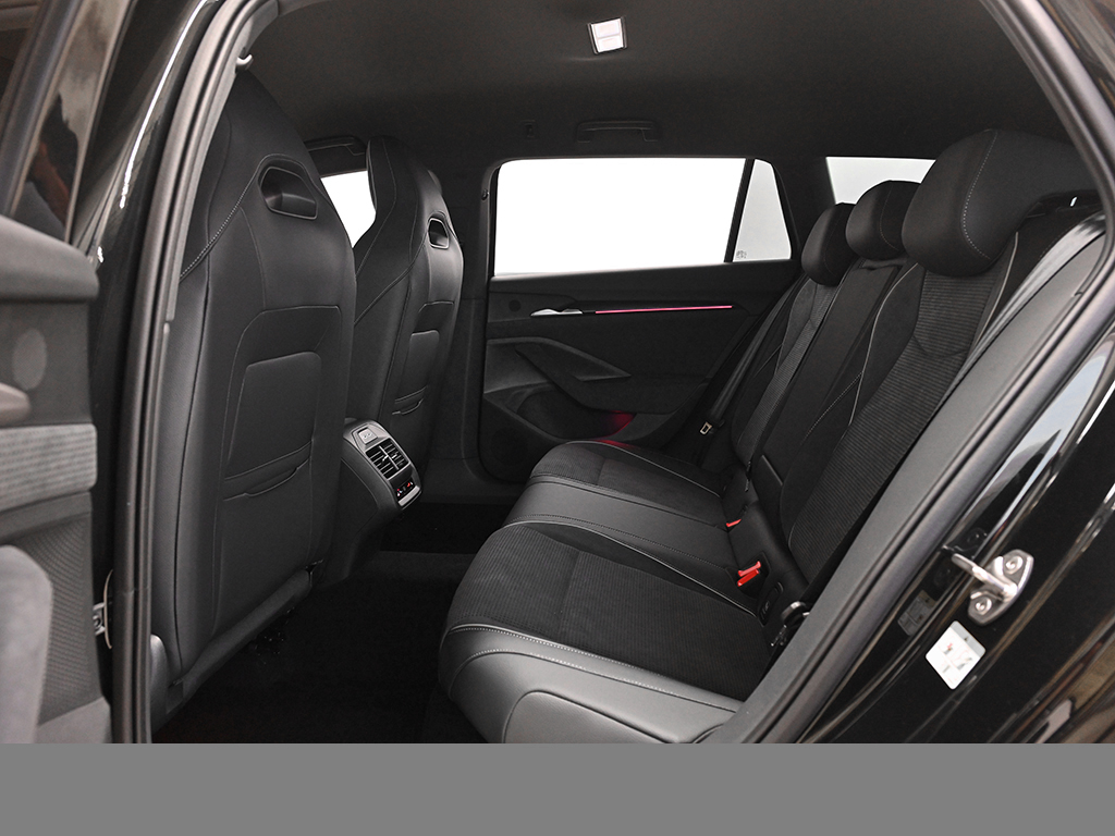 Skoda Superb Combi HYBRID SPORTLINE AHK HEADUP eSITZE