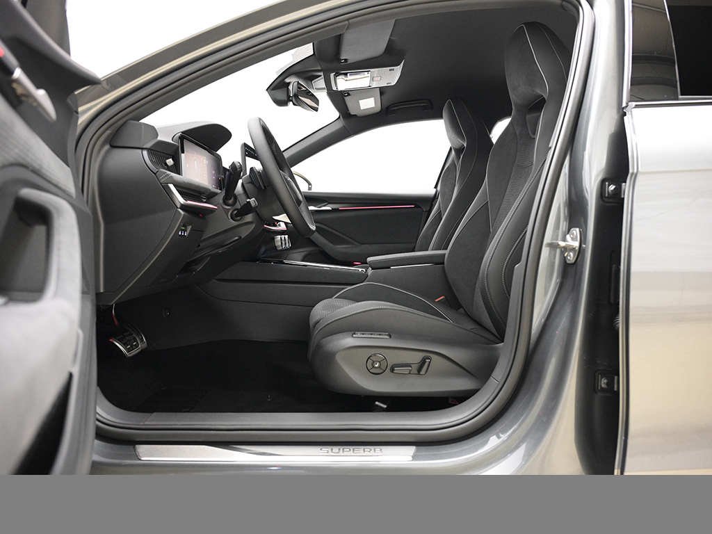 Skoda Superb Combi HYBRID SPORTLINE AHK HEADUP eSITZE