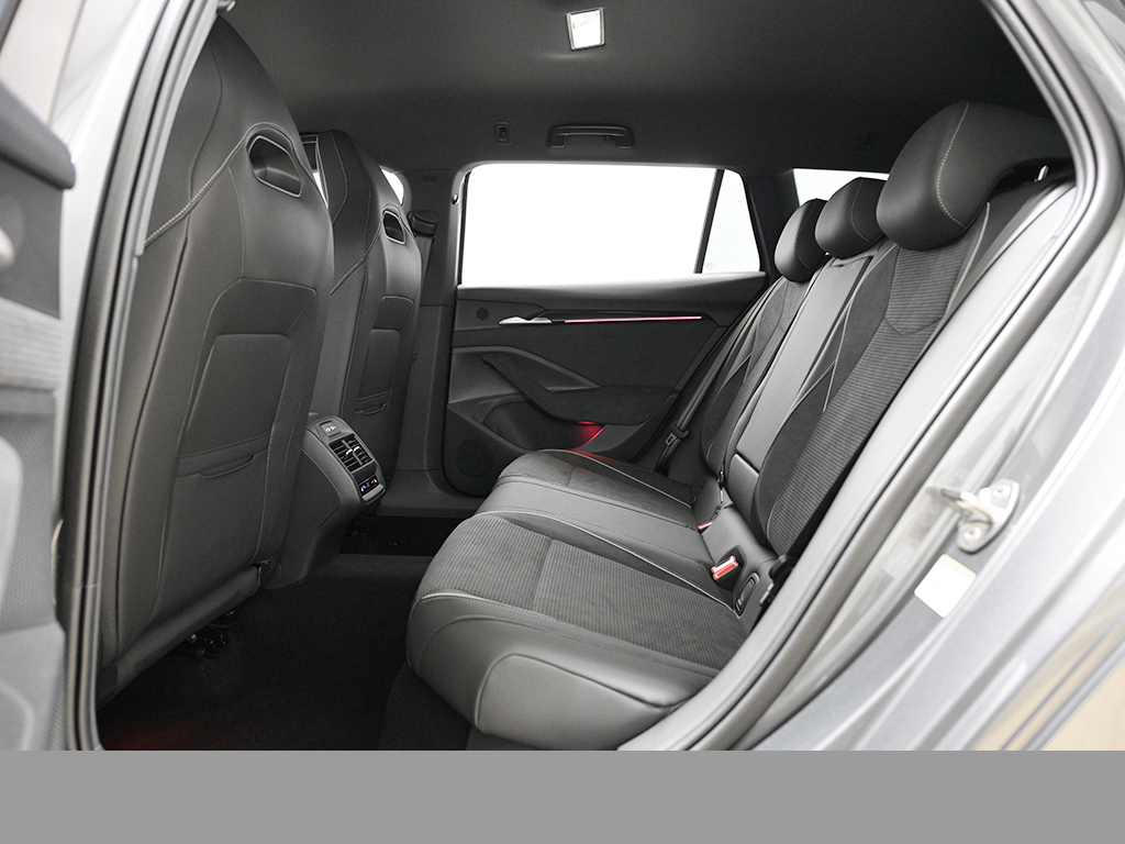 Skoda Superb Combi HYBRID SPORTLINE AHK HEADUP eSITZE