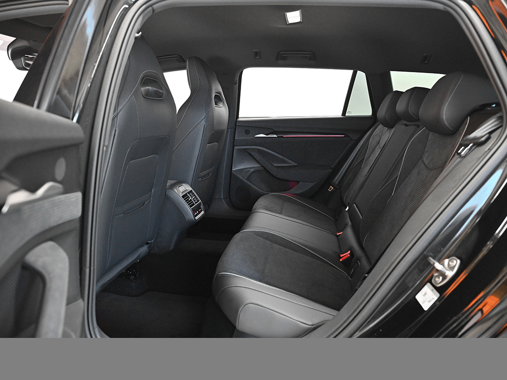 Skoda Superb Combi 2.0 SPORTLINE DSG 4x4 AHK CAM NAVI