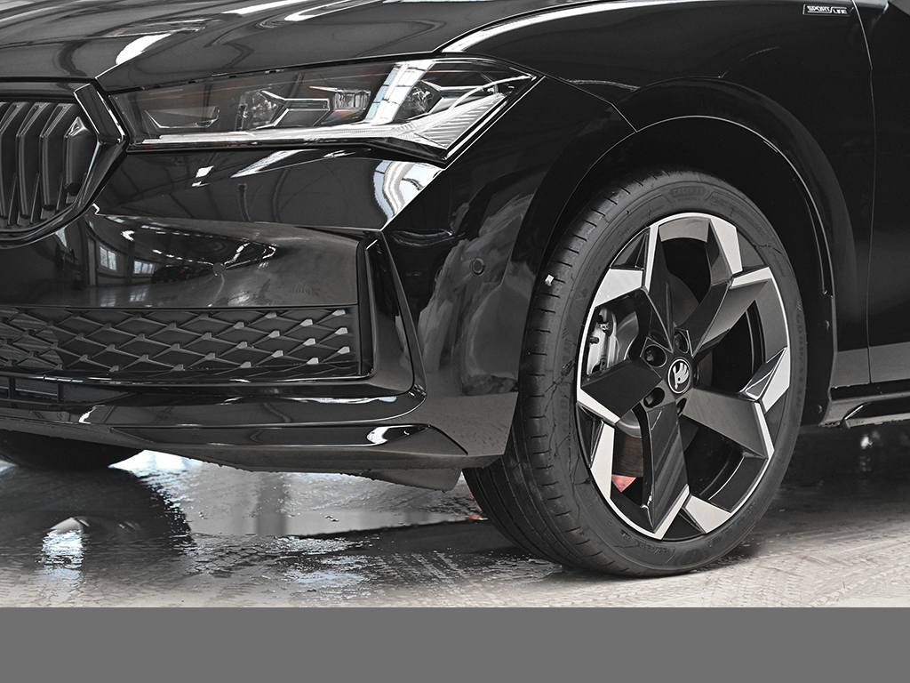 Skoda Superb Combi 2.0 SPORTLINE DSG 4x4 AHK 360CAM