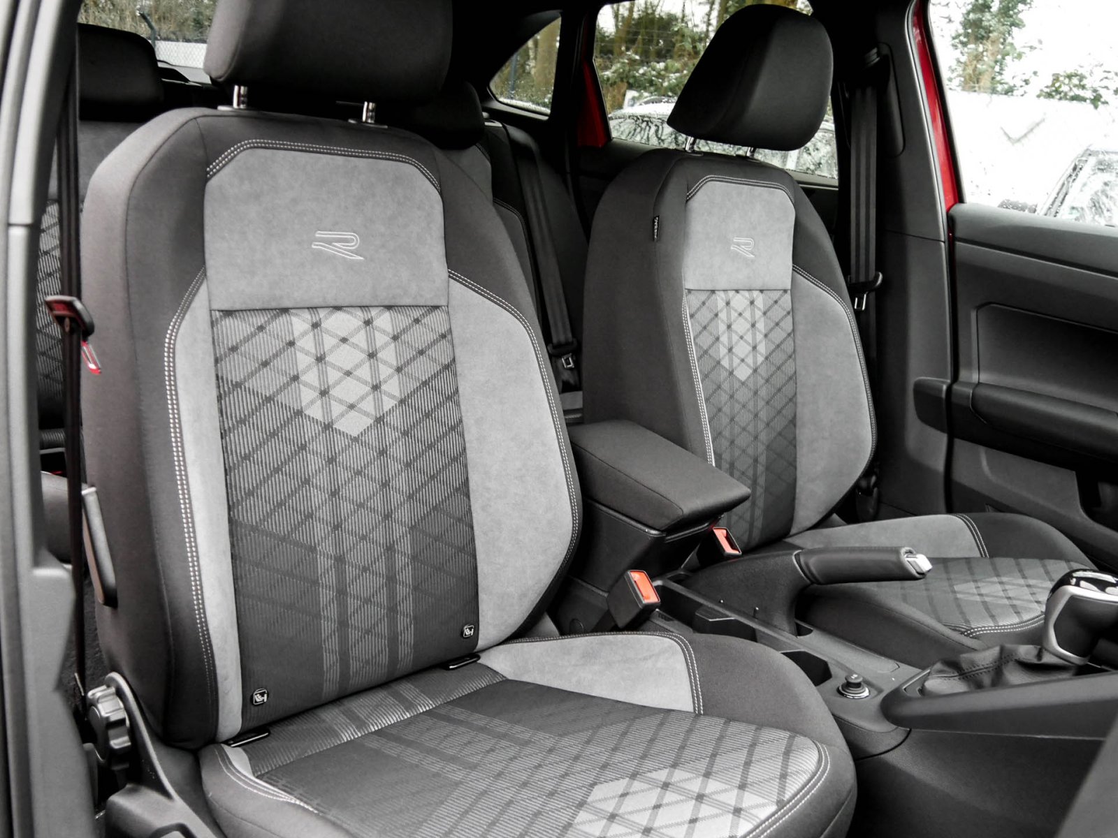 Volkswagen Taigo 1.0 R-LINE DSG SITZHZG CAM ALLWETTERREIFEN