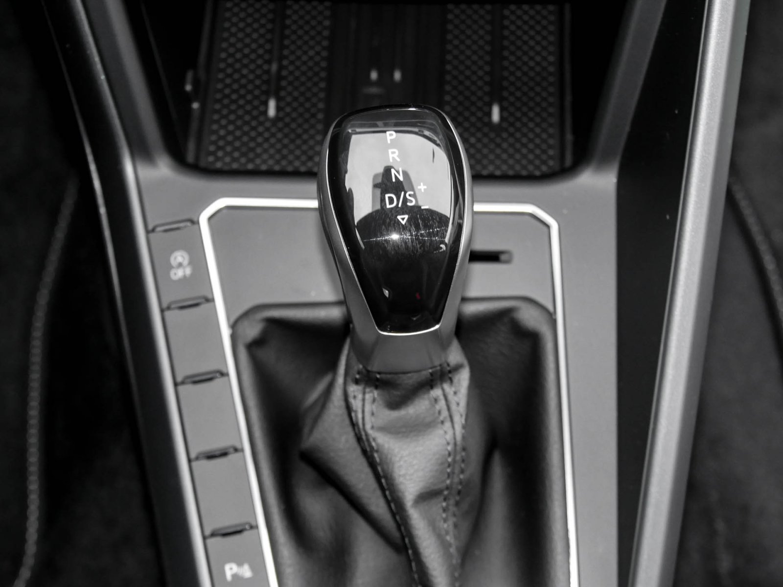 Volkswagen Taigo 1.0 R-LINE DSG SITZHZG CAM ALLWETTERREIFEN