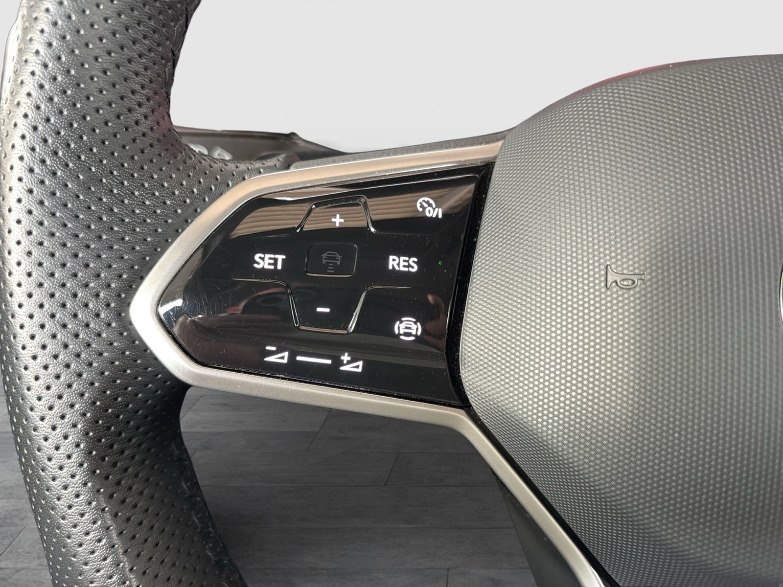 Volkswagen Golf VIII 1.5 eTSI R-LINE VIRTUALCOCKPIT CARPLAY