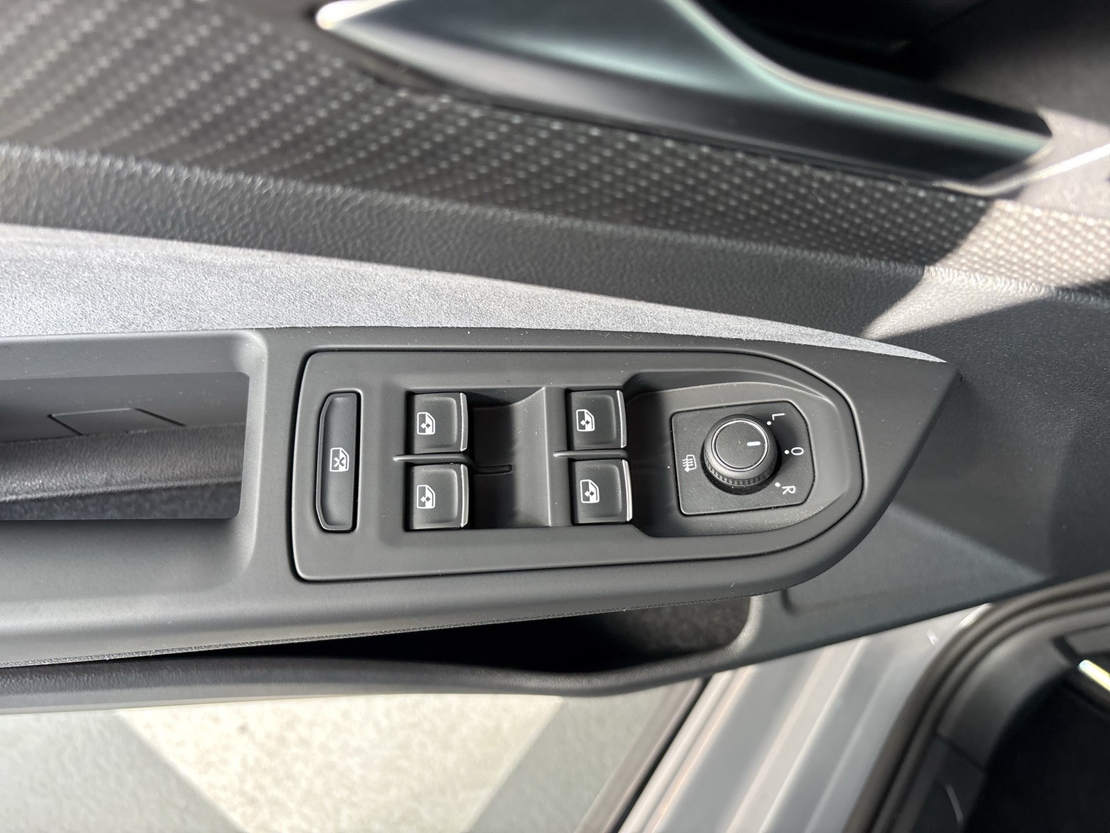 Volkswagen Golf VIII 1.5 eTSI R-LINE VIRTUALCOCKPIT CARPLAY