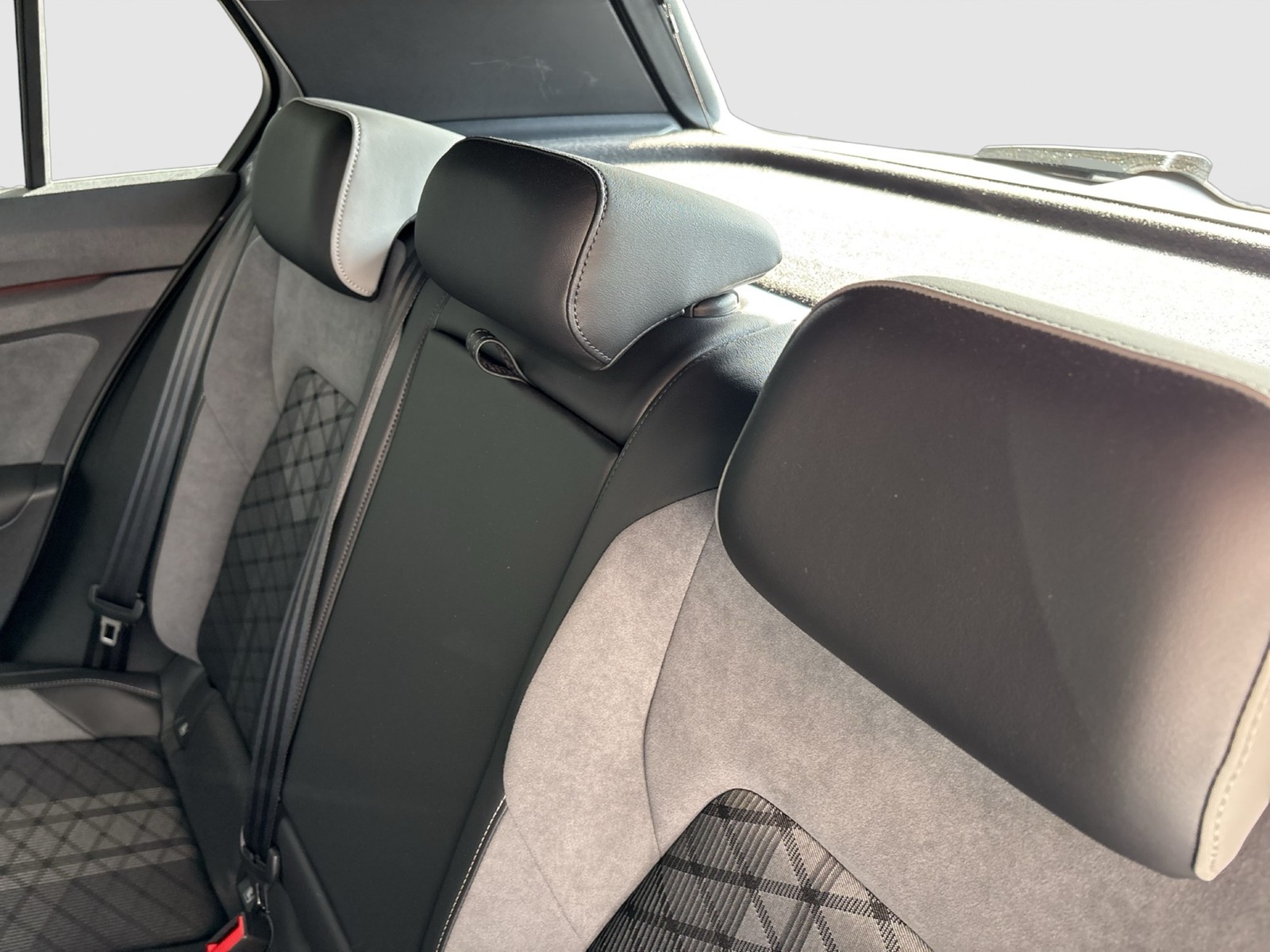 Volkswagen Golf VIII 1.5 eTSI R-LINE VIRTUALCOCKPIT CARPLAY