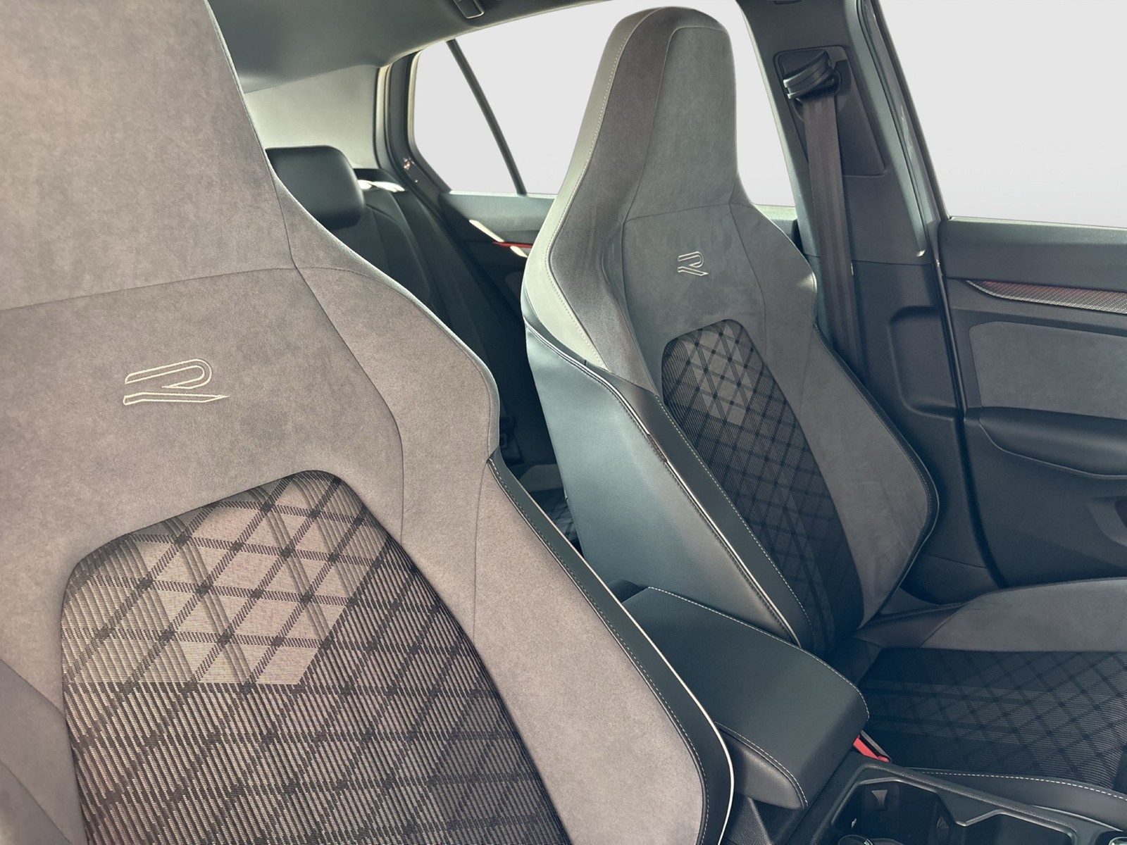 Volkswagen Golf VIII 1.5 eTSI R-LINE VIRTUALCOCKPIT CARPLAY