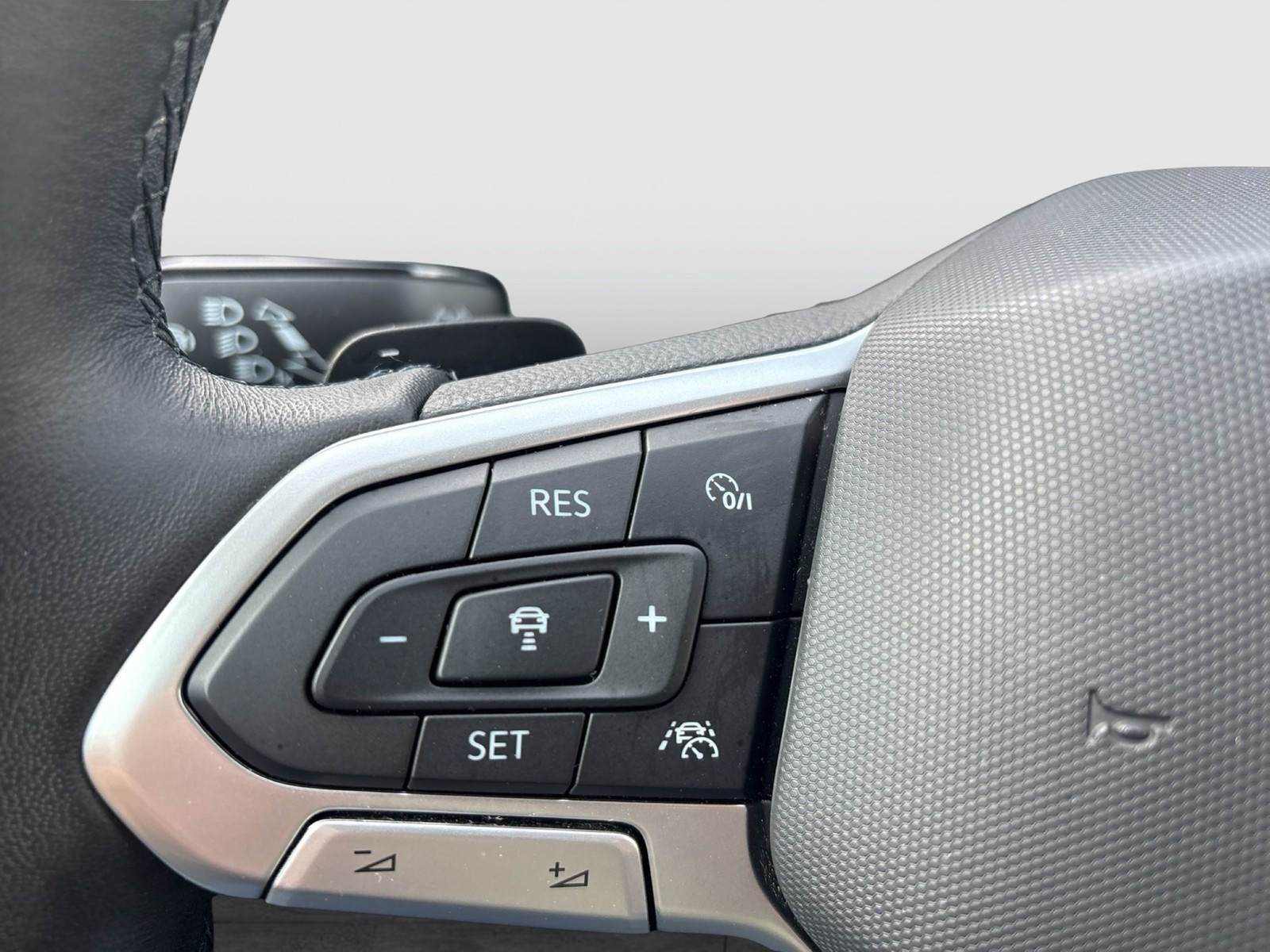 Volkswagen Golf VIII 1.5 eTSI STYLE ACC LED+ LM17 CARPLAY