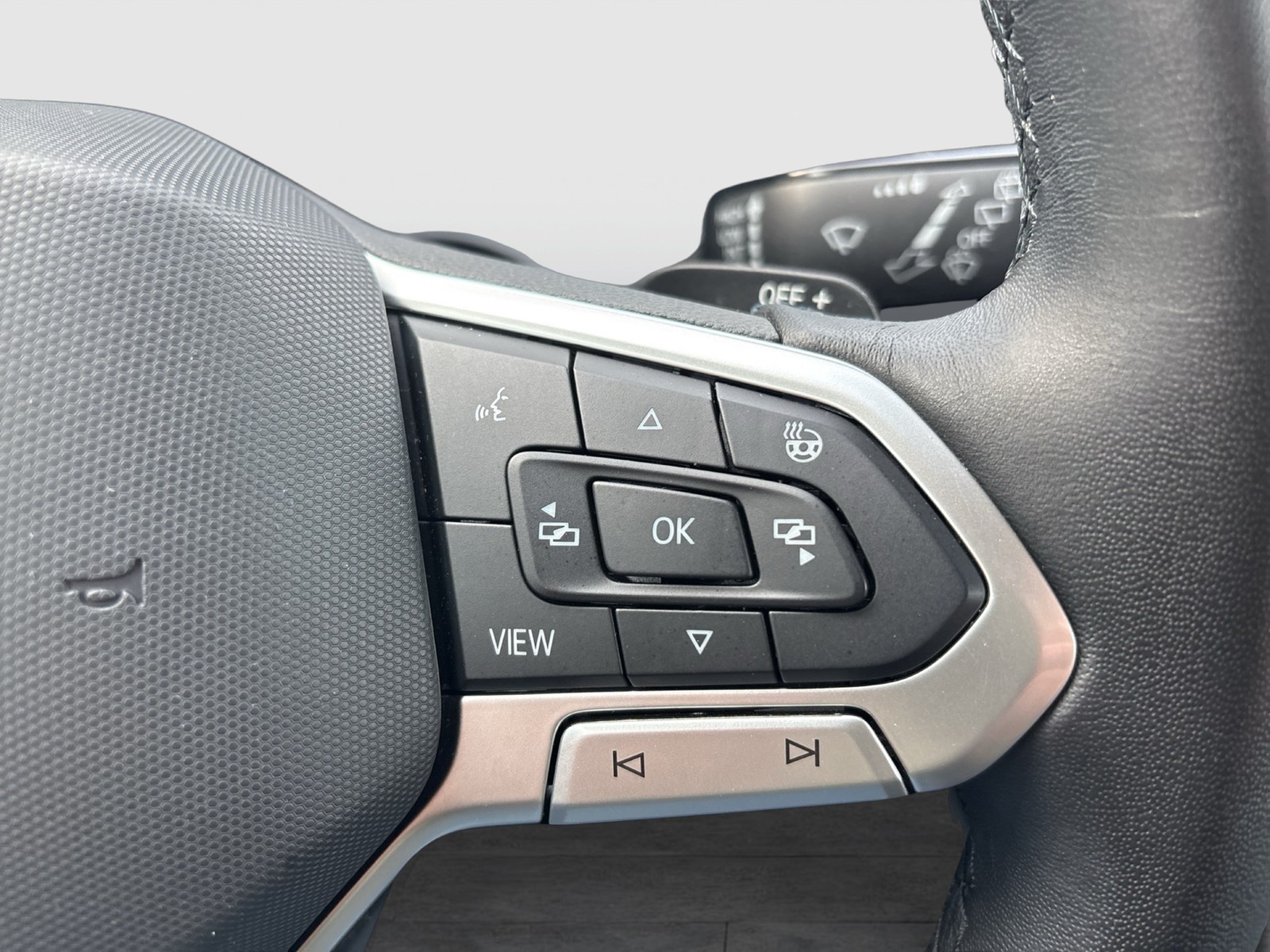 Volkswagen Golf VIII 1.5 eTSI STYLE ACC LED+ LM17 CARPLAY