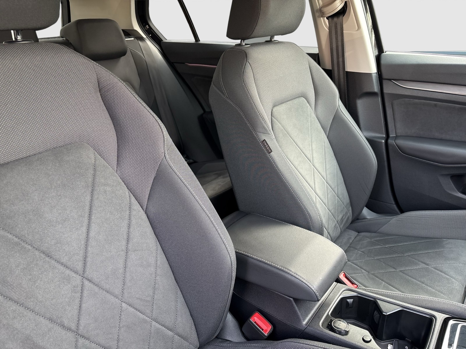 Volkswagen Golf VIII 1.5 eTSI STYLE ACC LED+ LM17 CARPLAY