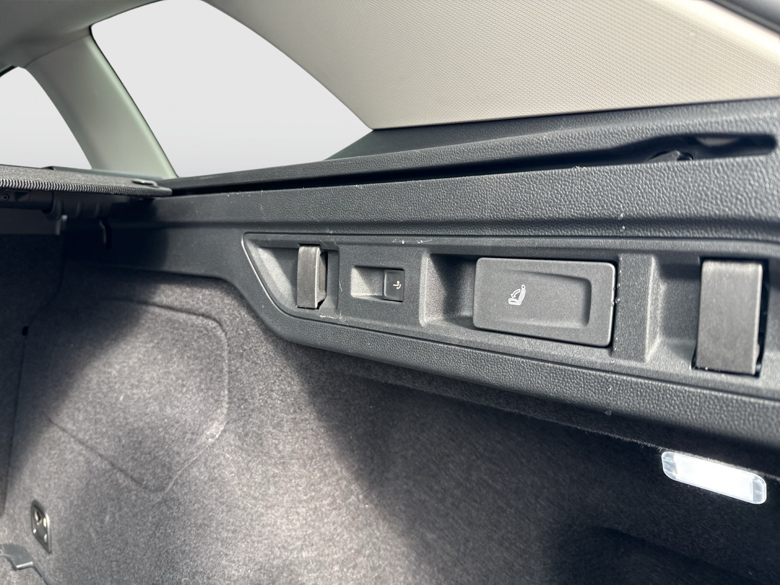 Skoda Superb Combi 2.0 L&K PANO CANTON AHK CAM HEAD-UP