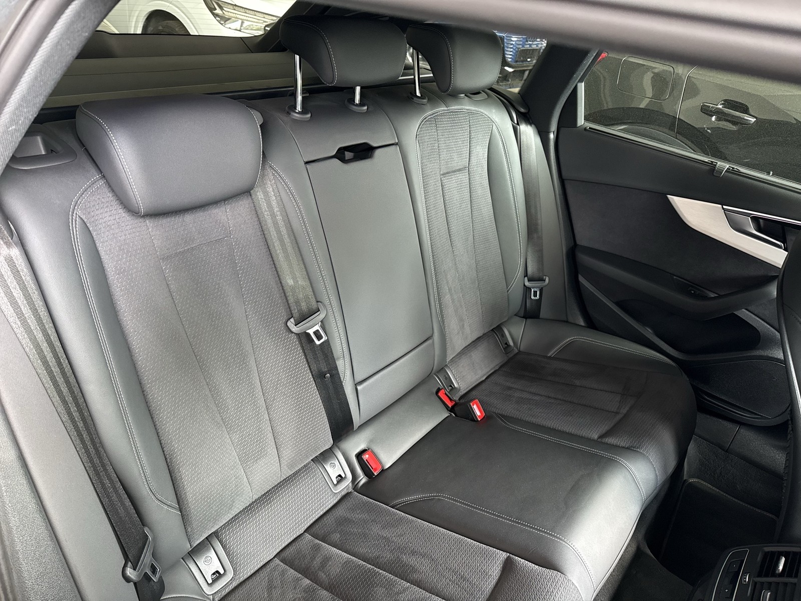 Audi S4 Avant Qu. BLACKPAK AHK 360CAM ALU19 MATRIX