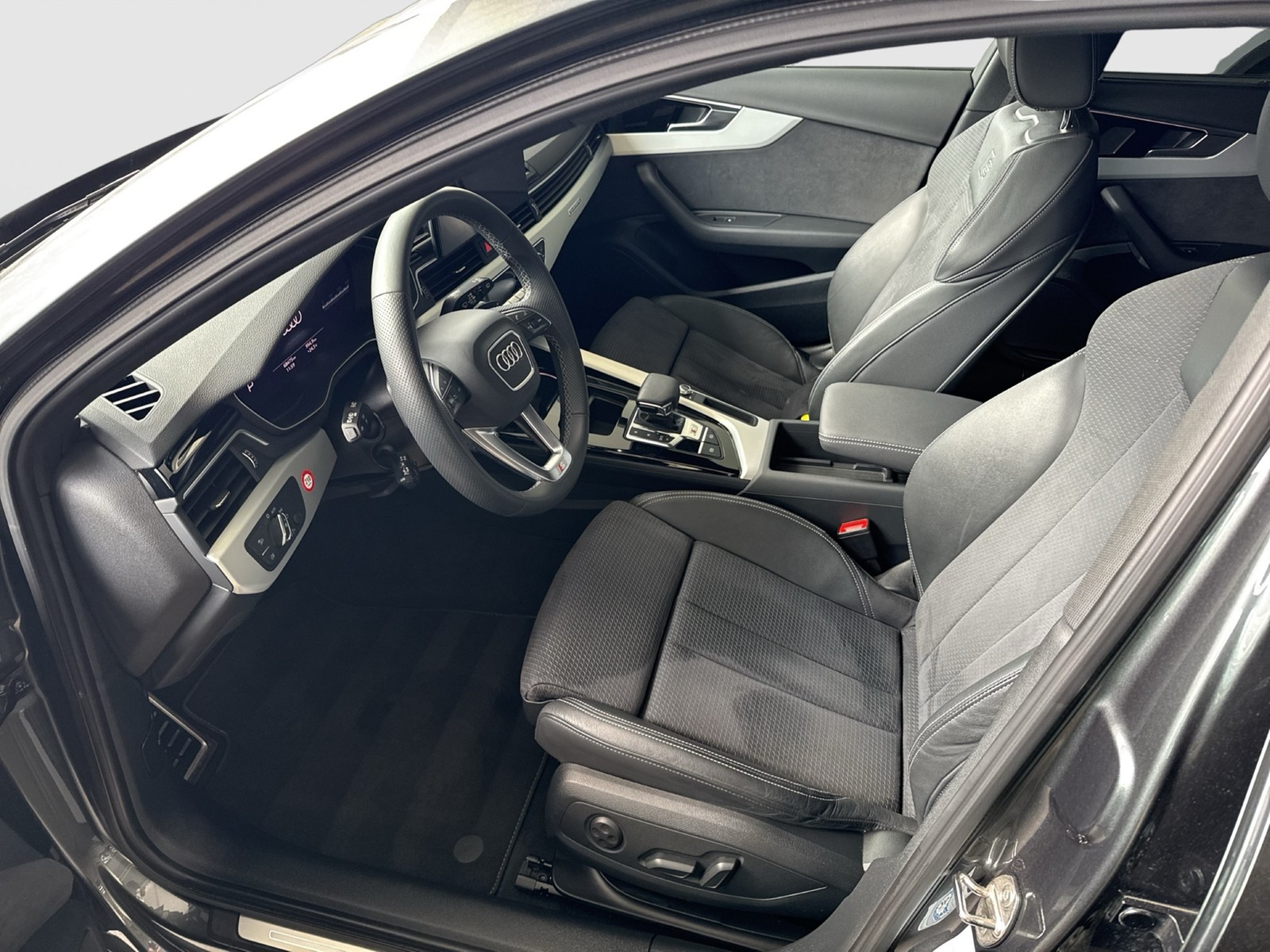 Audi S4 Avant Qu. BLACKPAK AHK 360CAM ALU19 MATRIX