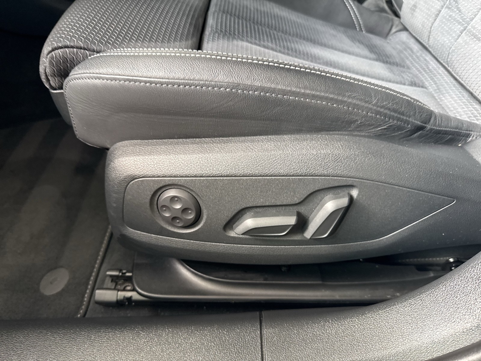 Audi S4 Avant Qu. BLACKPAK AHK 360CAM ALU19 MATRIX