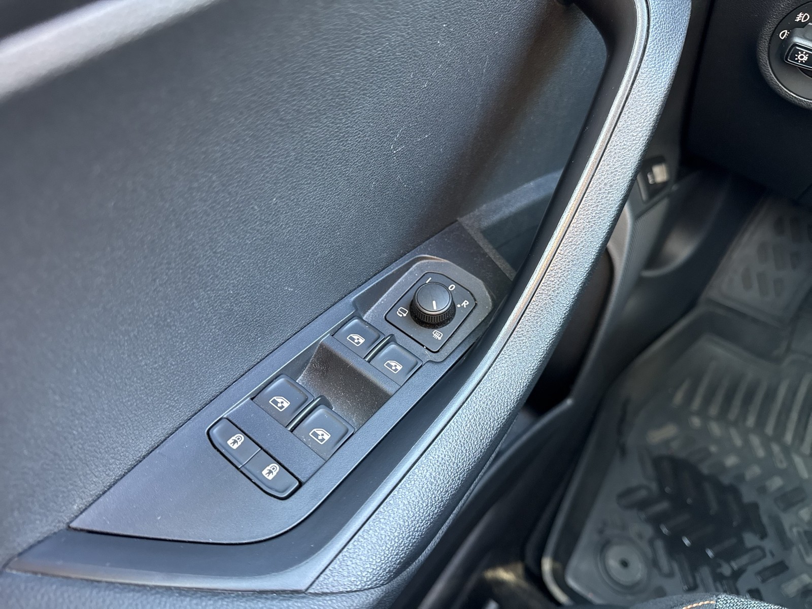 Skoda Karoq 1.5 CLEVER KAMERA eKLAPPE NAVI ALU AHK