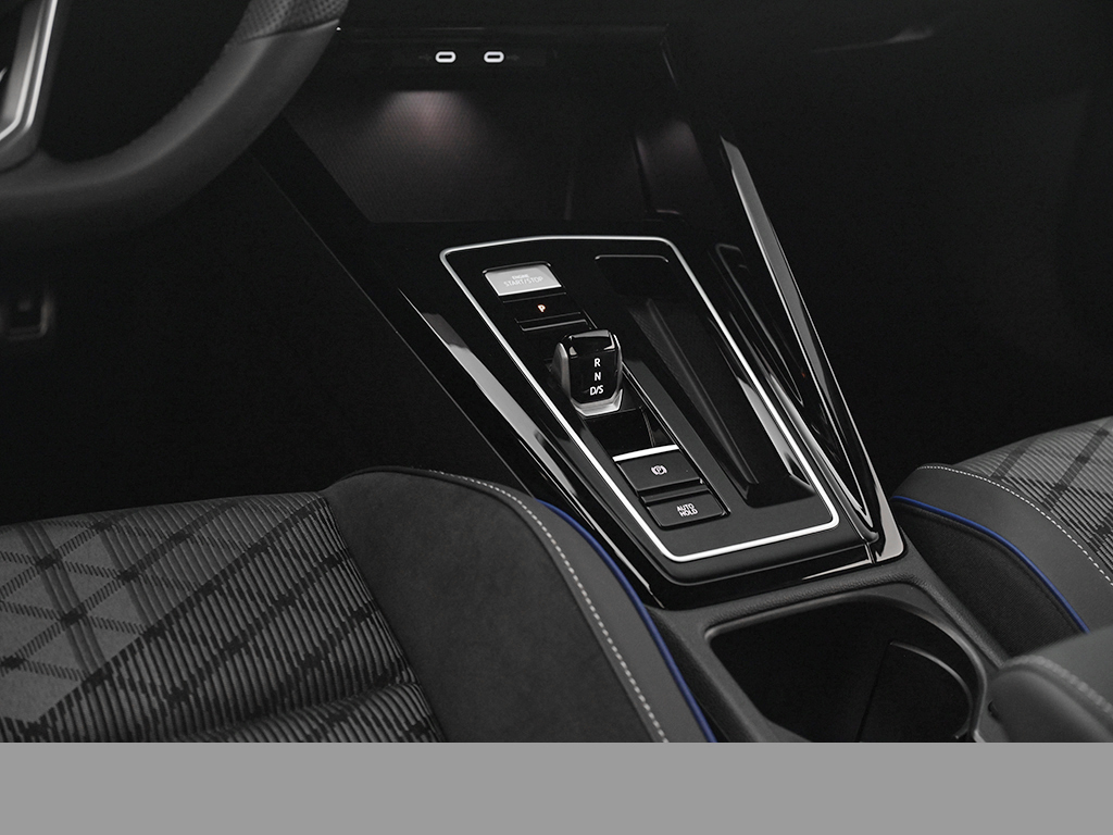 Volkswagen Golf 1.5 R-LINE DSG BLACKSTYLE MATRIXLED 360CAM