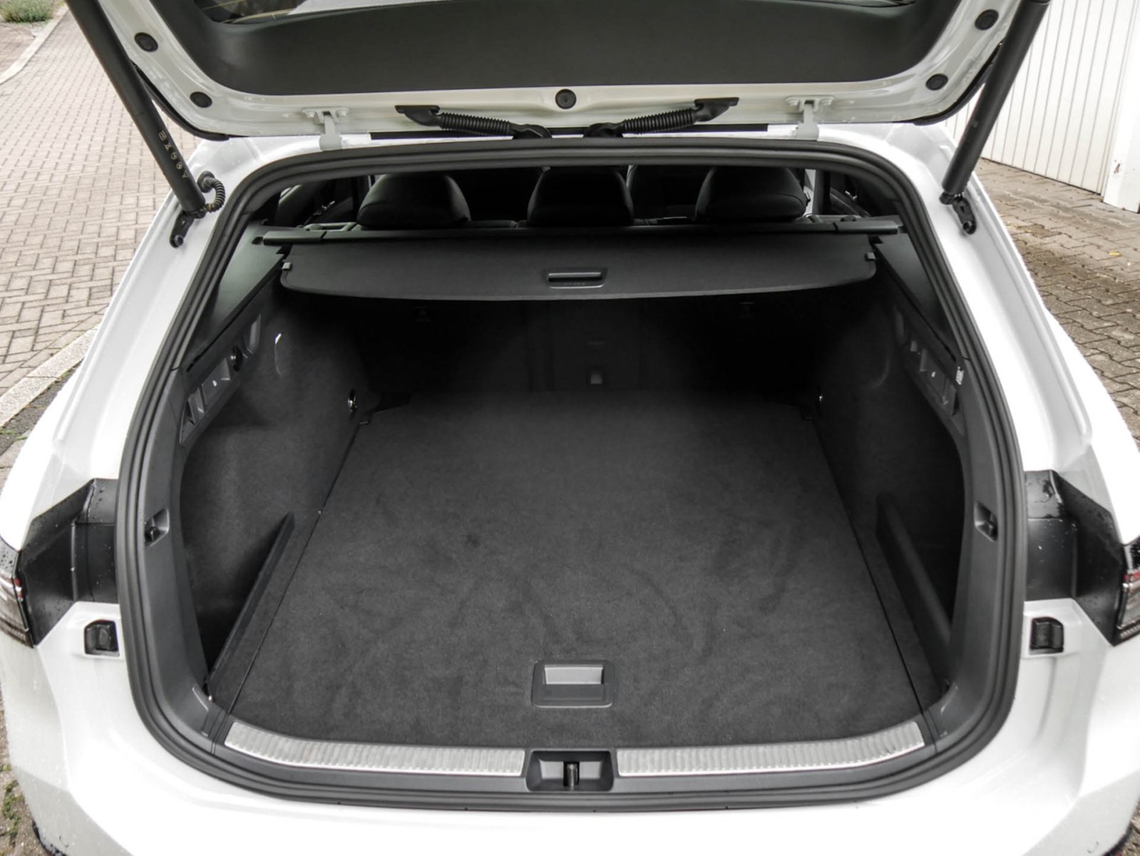 Volkswagen Passat Variant 2.0 R-LINE 4X4 NEUESMODELL AHK 18Z