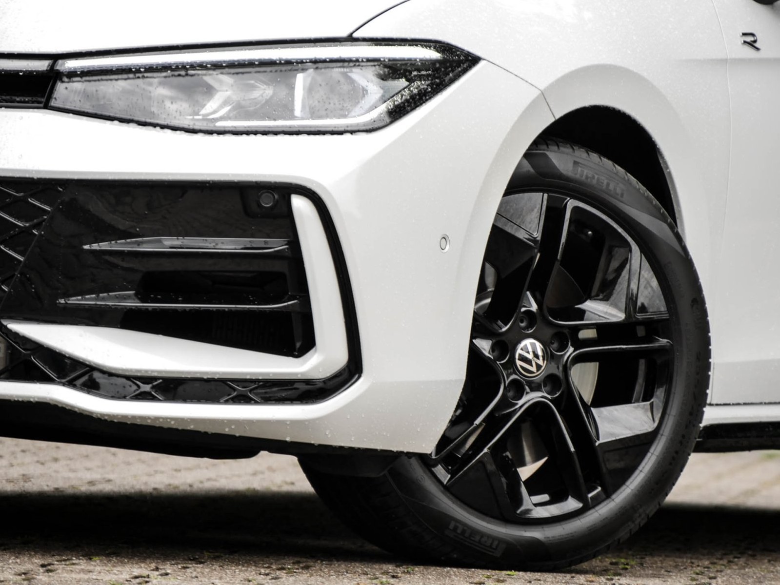 Volkswagen Passat Variant 2.0 R-LINE 4X4 NEUESMODELL AHK 18Z