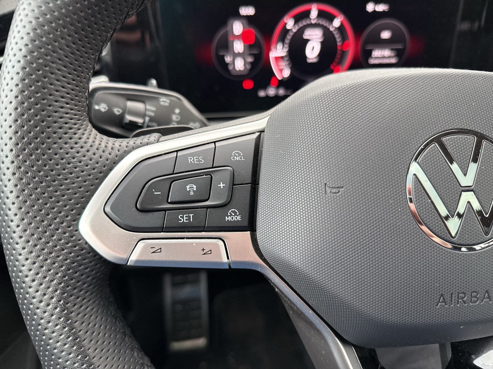 Volkswagen Tiguan 2.0 R-LINE BLACK STYLE 4X4 PANO AHK LM20