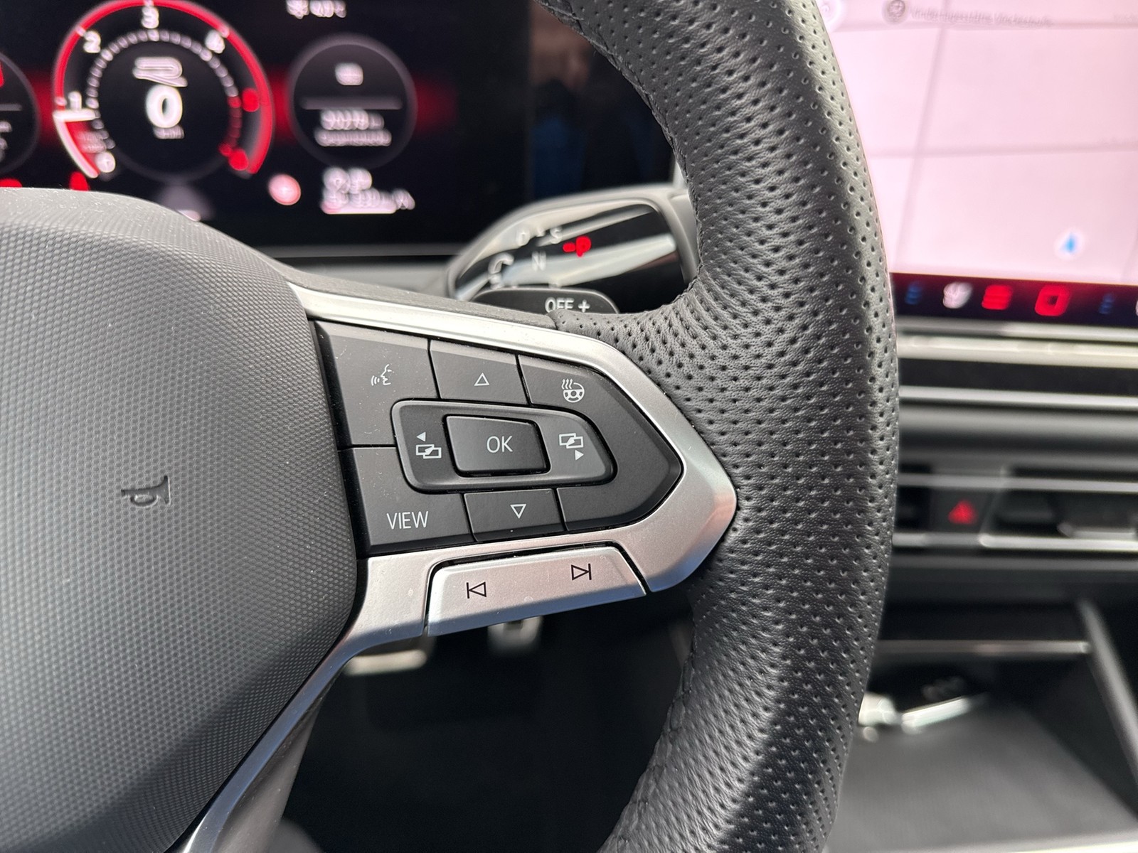 Volkswagen Tiguan 2.0 R-LINE BLACK STYLE 4X4 PANO AHK LM20