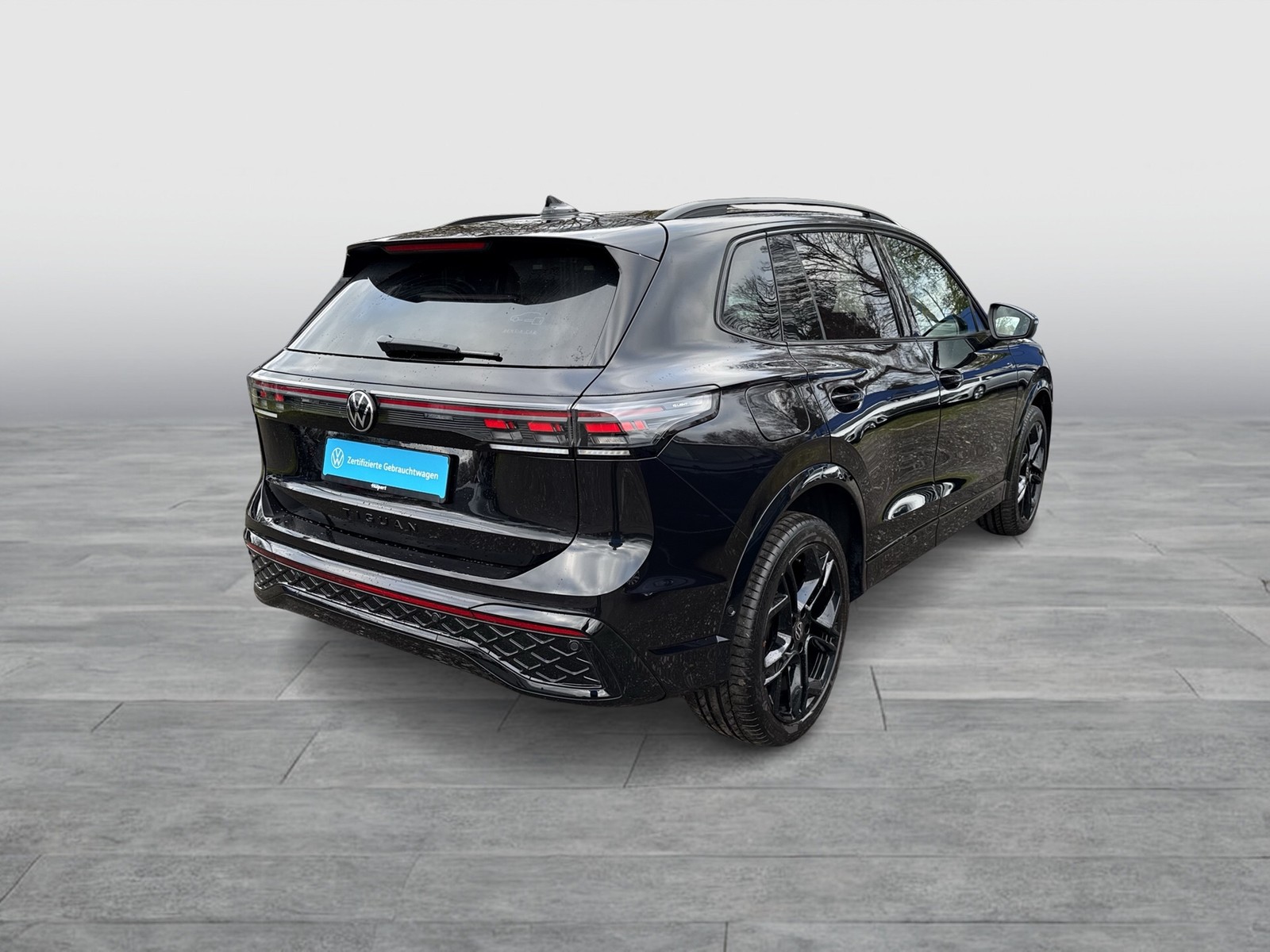 Volkswagen Tiguan 2.0 R-LINE BLACK STYLE 4X4 PANO AHK LM20