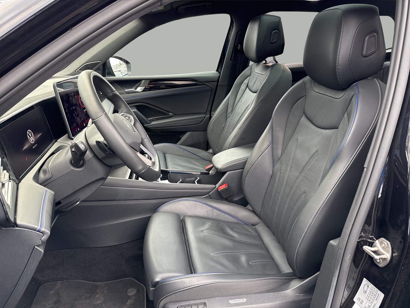 Volkswagen Tiguan 2.0 R-LINE BLACK STYLE 4X4 PANO AHK LM20