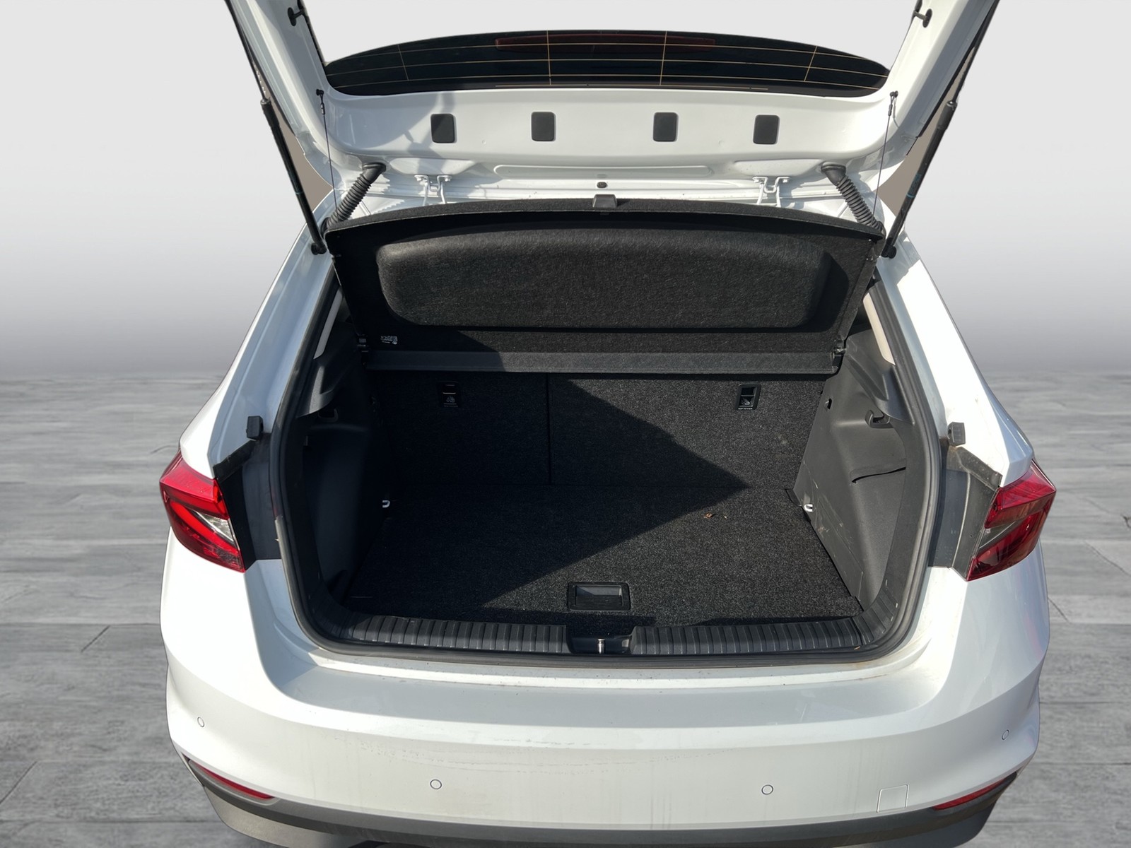 Skoda Fabia 1.0 TOUR CAM NAVI AHK-VORBEREITUNG SITZHZ.