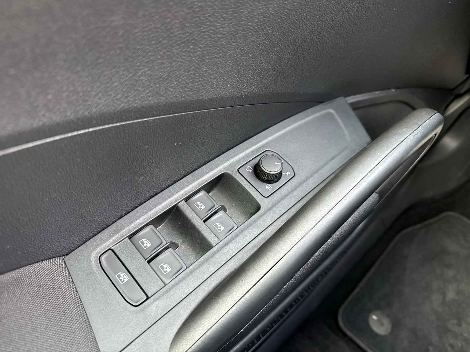Skoda Fabia 1.0 TOUR CAM NAVI AHK-VORBEREITUNG SITZHZ.