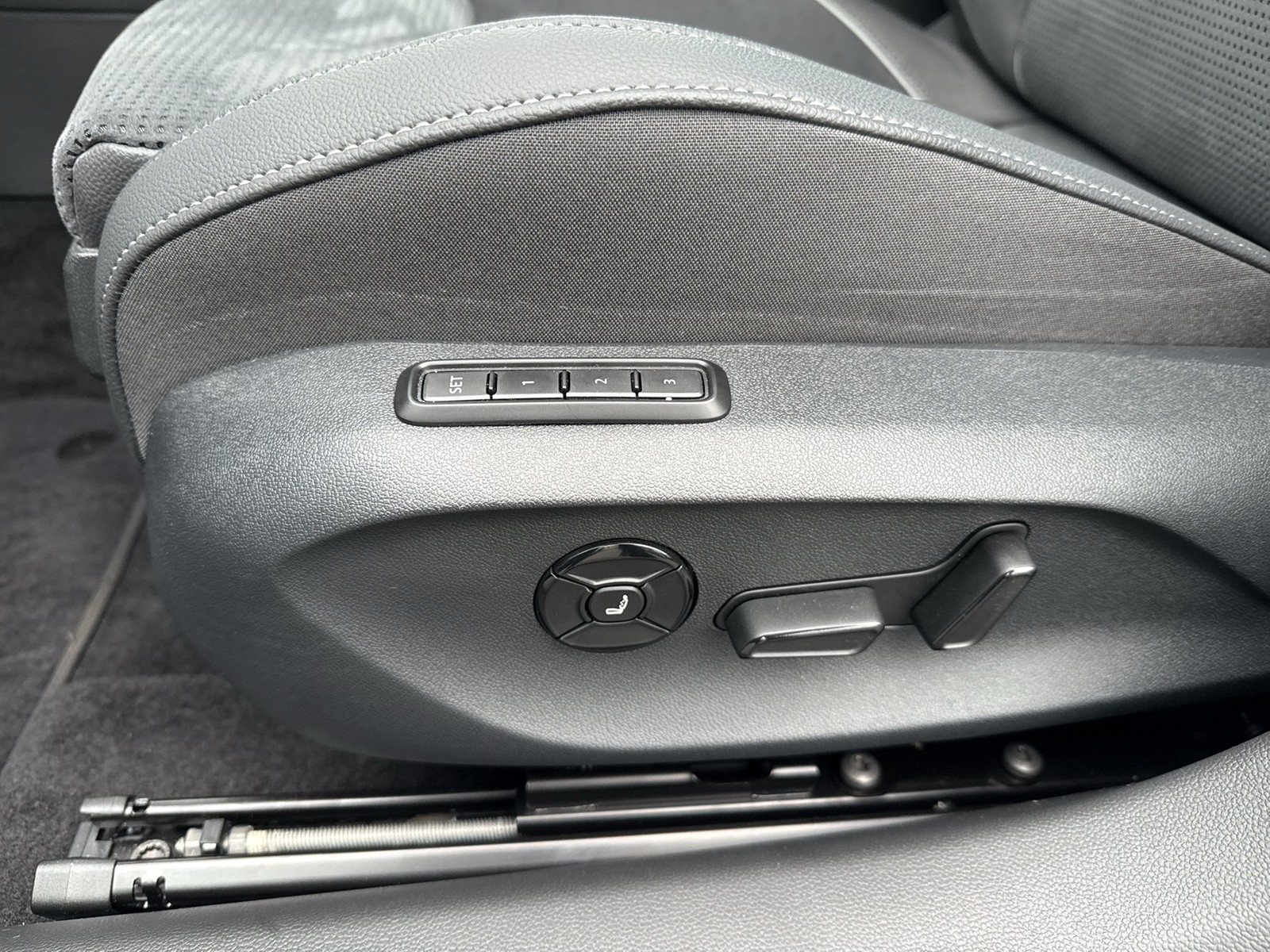 Skoda Superb Combi iV 1.5TSI DSG Sportline AHK HuD PANO CANTON NAV ACC 360GRAD